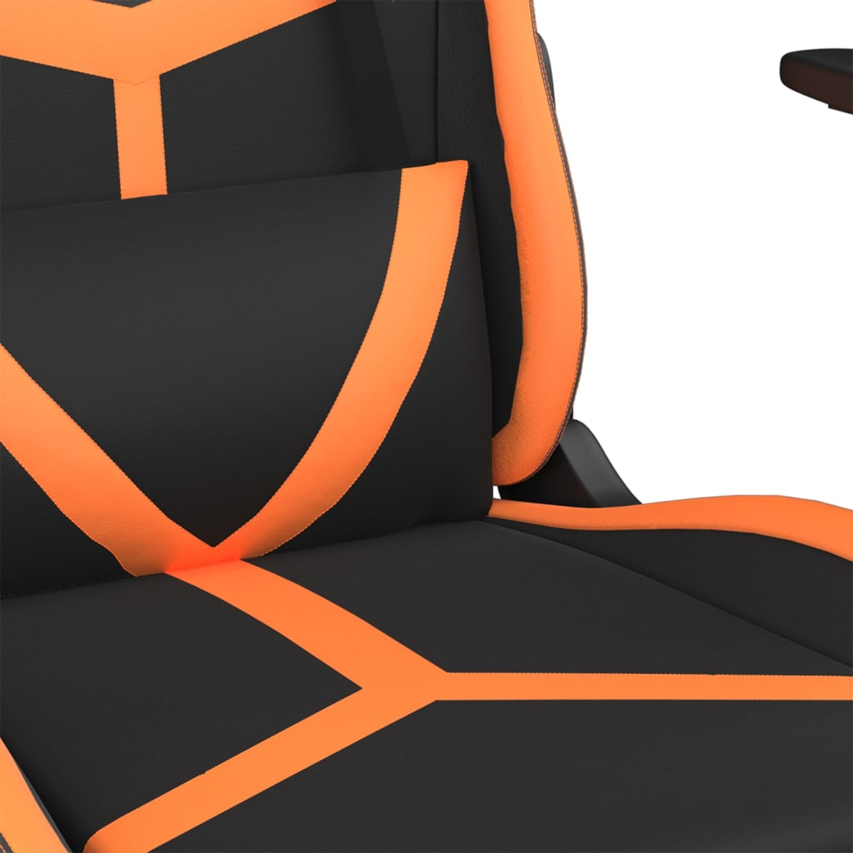 Nahaufnahme eines schwarzen Gaming-Stuhls mit orangefarbenen Akzenten. Der Stuhl hat eine Kopfstütze und einen Sitz mit orangen Linien.