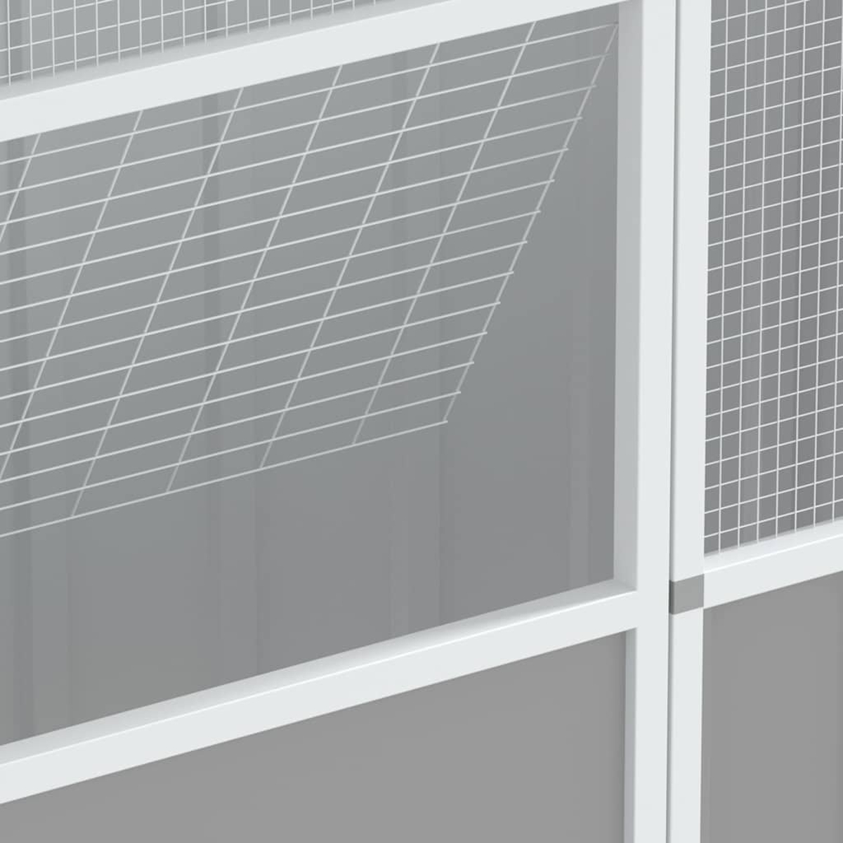 Nahaufnahme einer weißen Metallstruktur mit Gittermuster. Der Hintergrund ist grau. Das Gitter ist diagonal und quadratisch.