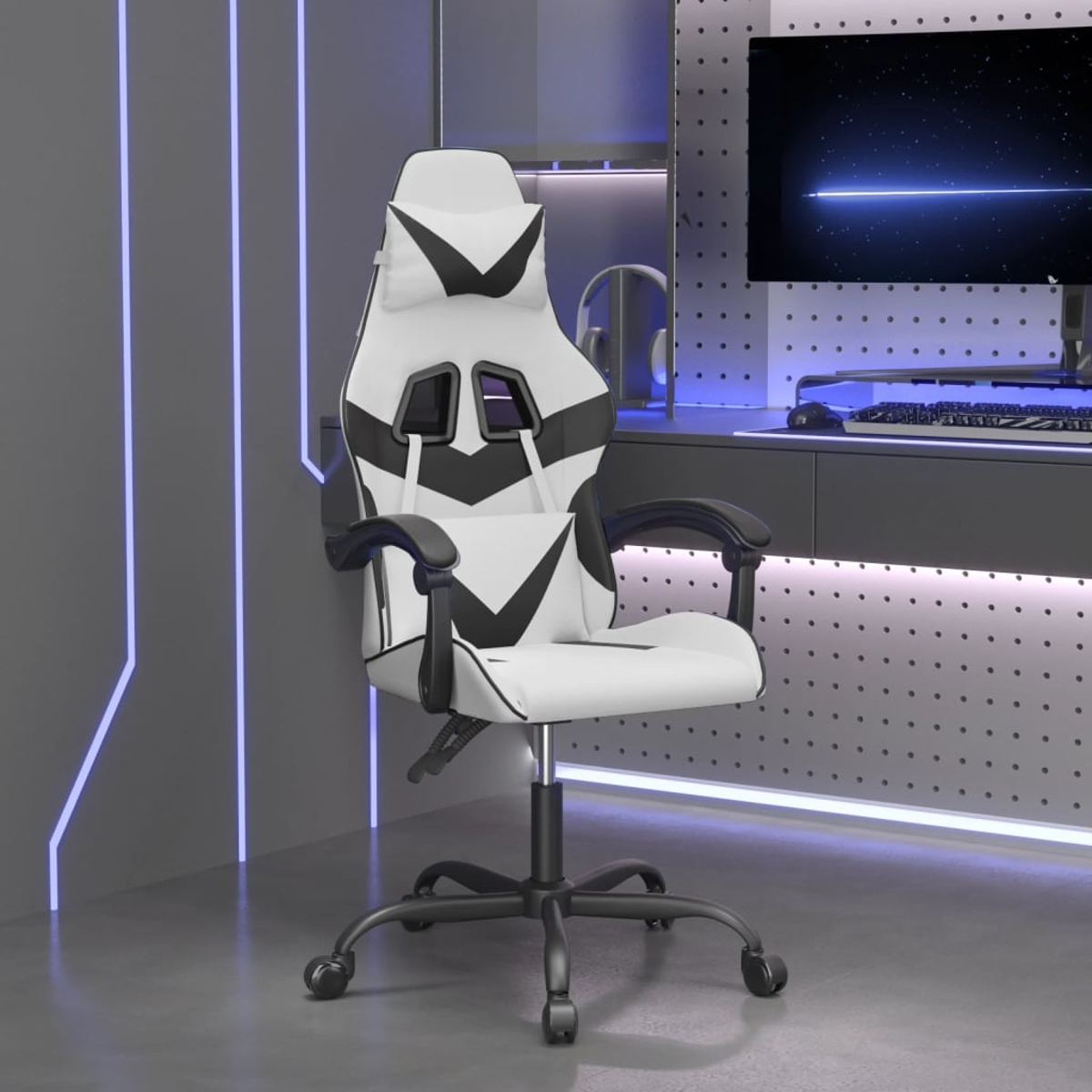 Ein weiß-schwarzer Gaming-Stuhl in einem modernen Raum. Im Hintergrund befinden sich ein Computer und ein Schreibtisch sowie blaue Neonlichter.