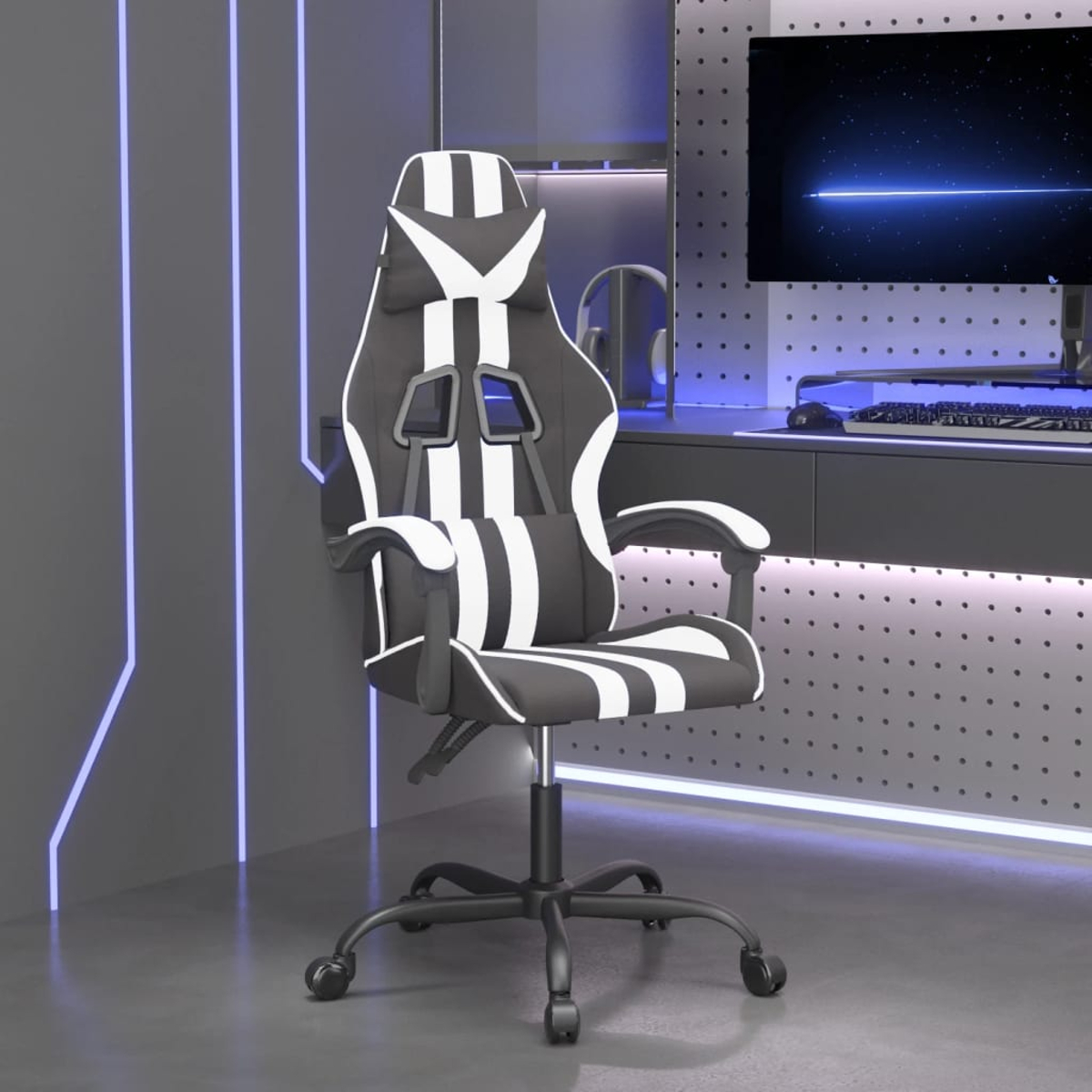 Gaming-Stuhl, schwarz-weiße Streifen, in einem Raum mit Monitor und Schreibtisch. Neonblaue Lichter an der Wand.