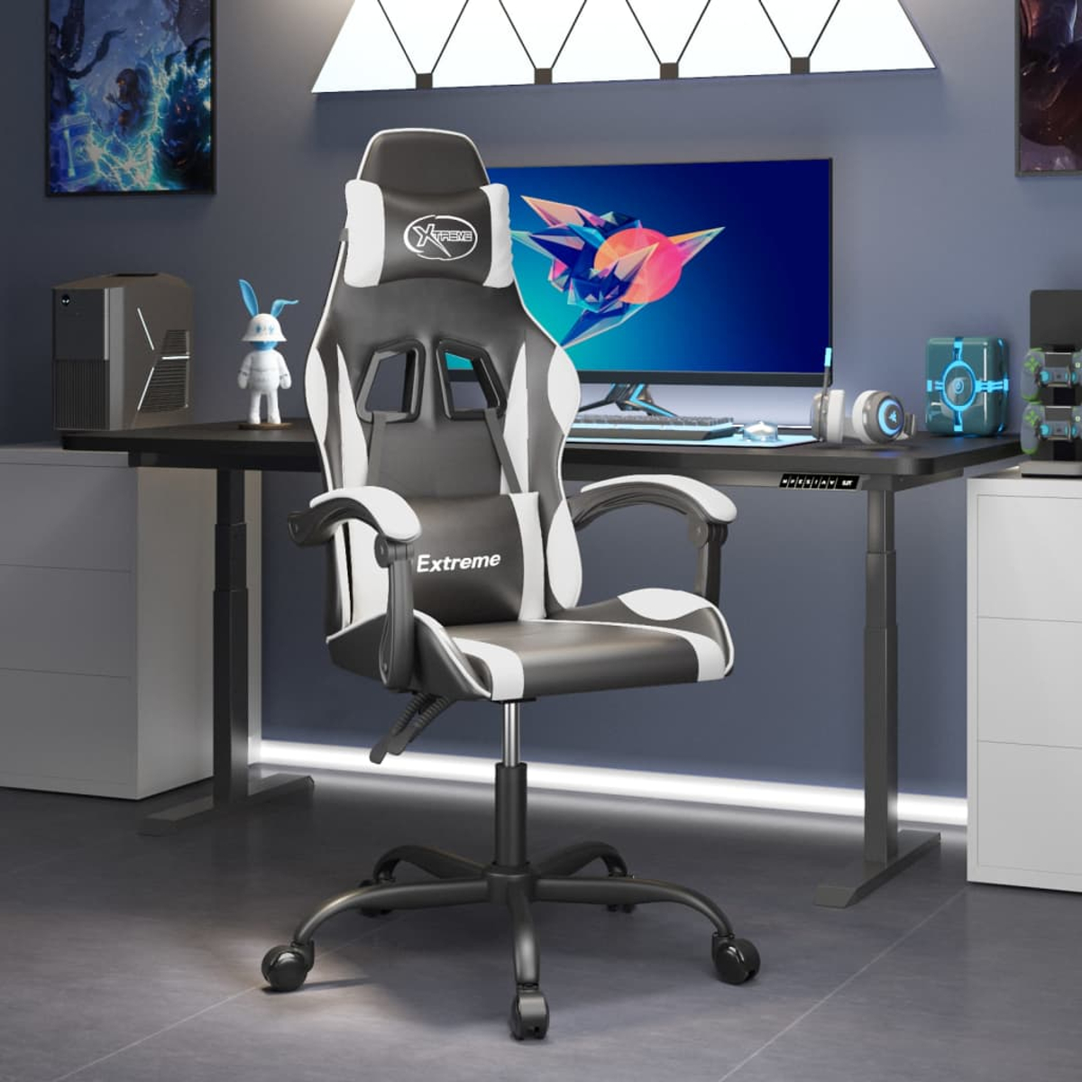 Ein Gaming-Stuhl steht vor einem Schreibtisch mit einem Computermonitor. Auf dem Schreibtisch befindet sich eine Hasenfigur. Die Wand ist blau.