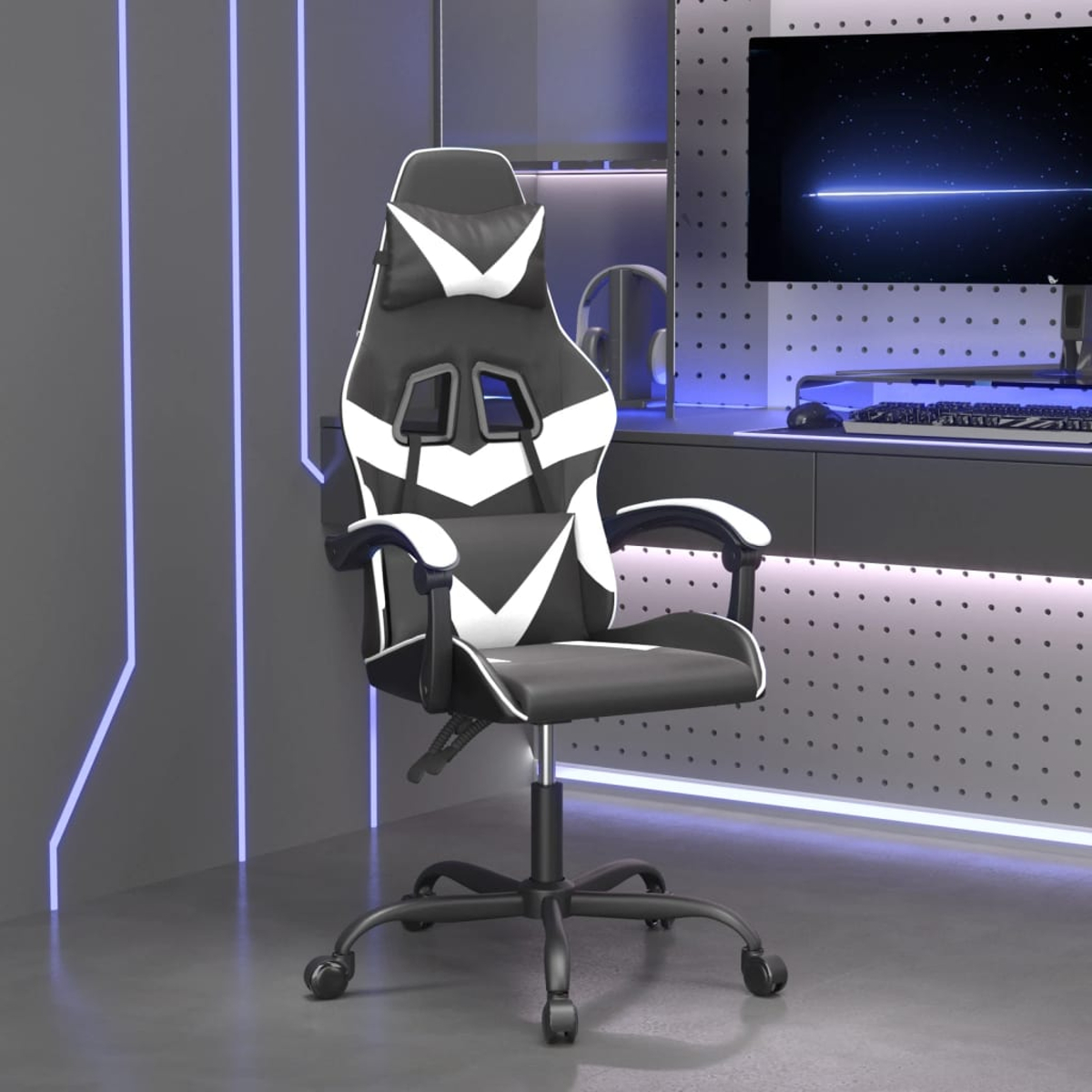 Ein schwarz-weißer Gaming-Stuhl. Er steht in einem Raum mit einem Schreibtisch, Computer und blauem Neonlicht.