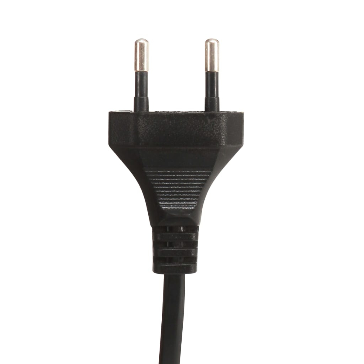 Nahaufnahme eines schwarzen Netzsteckers mit zwei silbernen Stiften vor weißem Hintergrund. Das Kabel verläuft nach unten.