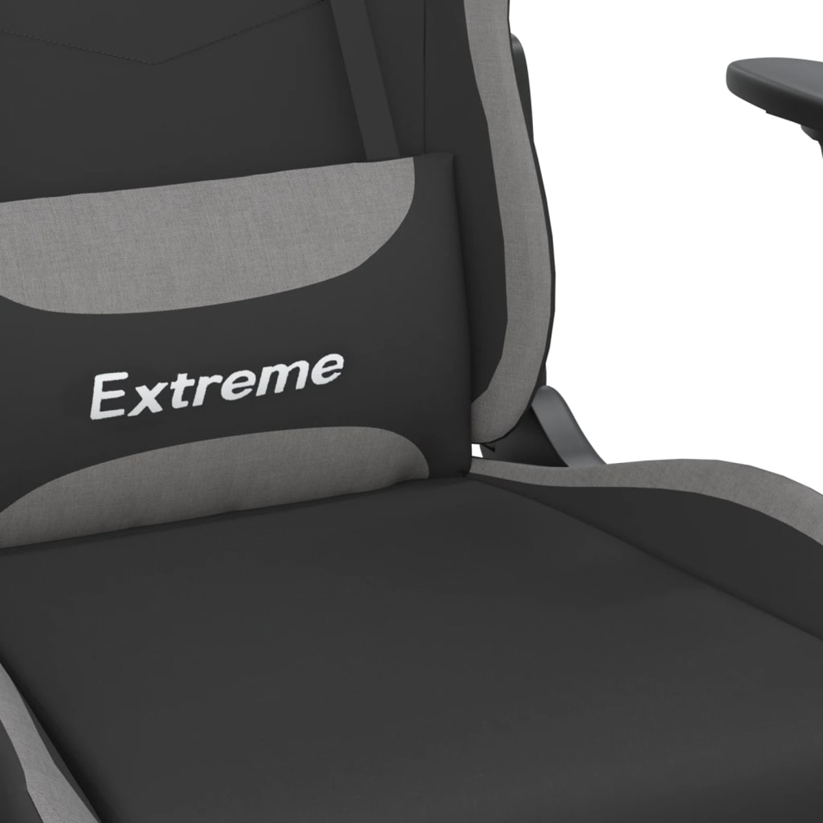 Nahaufnahme eines schwarz-grauen Gaming-Stuhls. Die Kopfstütze trägt das Wort 'Extreme'.