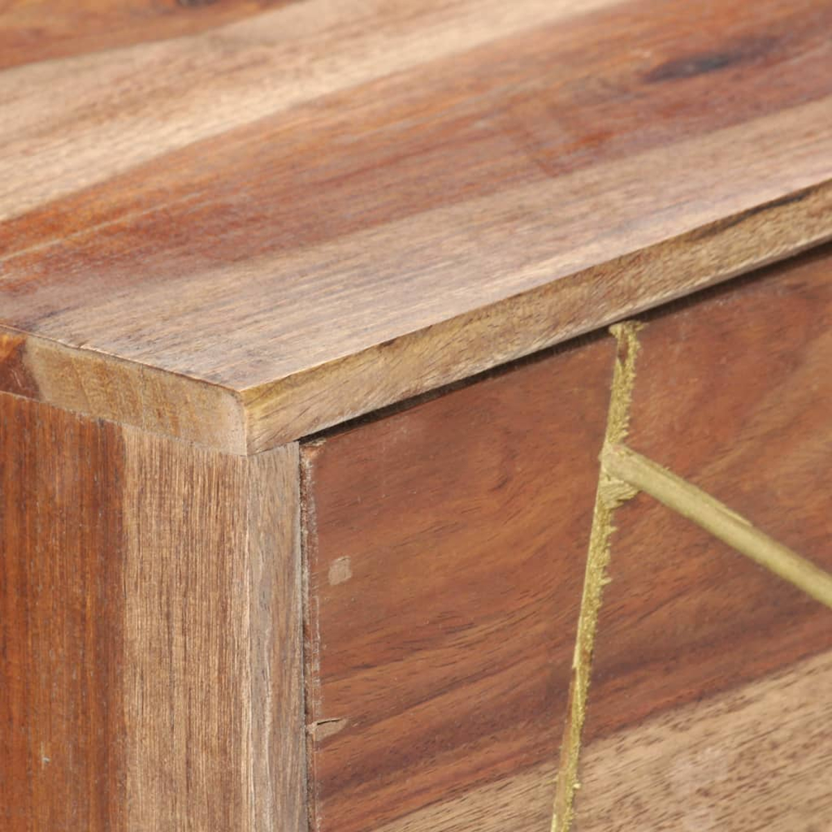 Nahaufnahme eines Holzschranks. Die Oberseite ist hellbraun, die Seite ist dunkler. Eine goldfarbene Linie verziert die Seite.