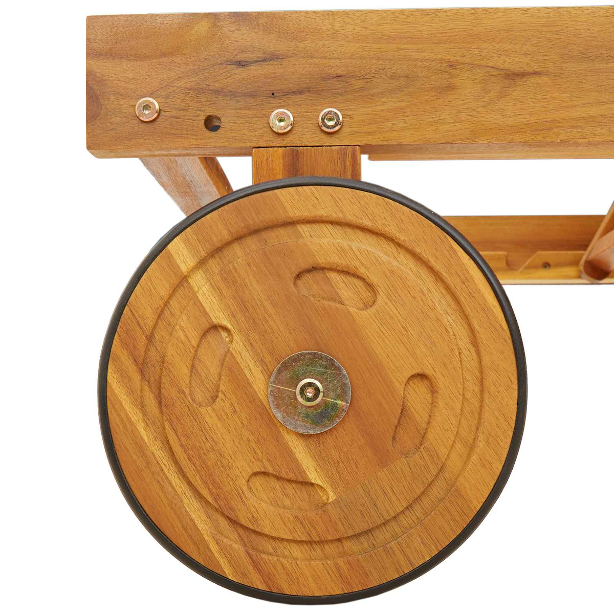 Nahaufnahme eines Holzrads mit schwarzem Rand, Teil eines Holzkarrens. Schrauben und Holzmaserung sind sichtbar.