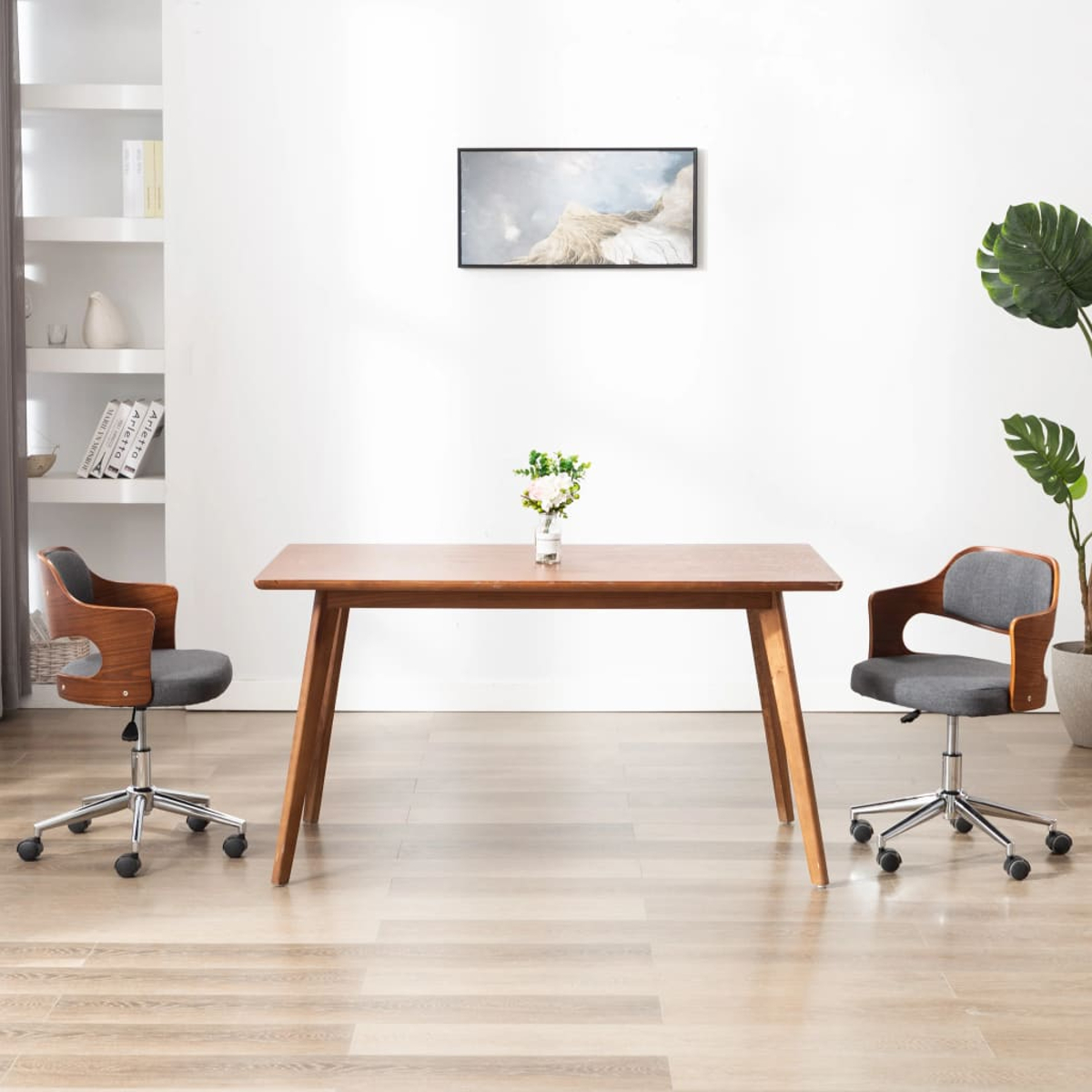 Ein Raum mit einem Holztisch und zwei Stühlen. An der Wand hängt ein Gemälde und eine Pflanze. Links ist ein Regal.