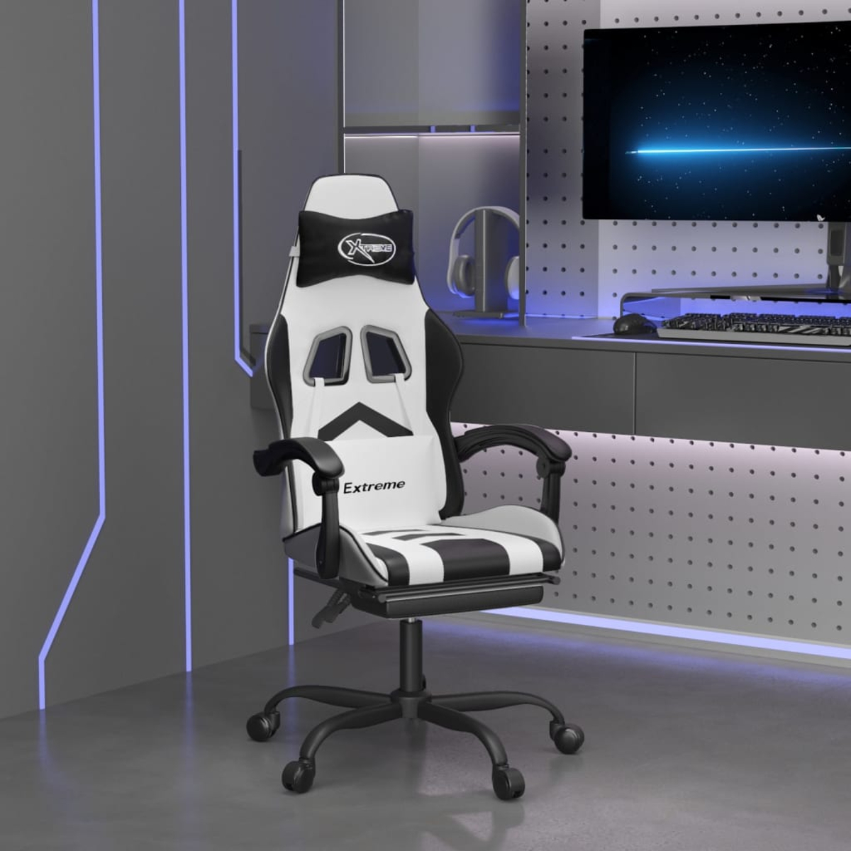 Ein weiß-schwarzer Gaming-Stuhl in einem Gaming-Setup. Ein Monitor, Kopfhörer und Tastatur sind im Hintergrund sichtbar.