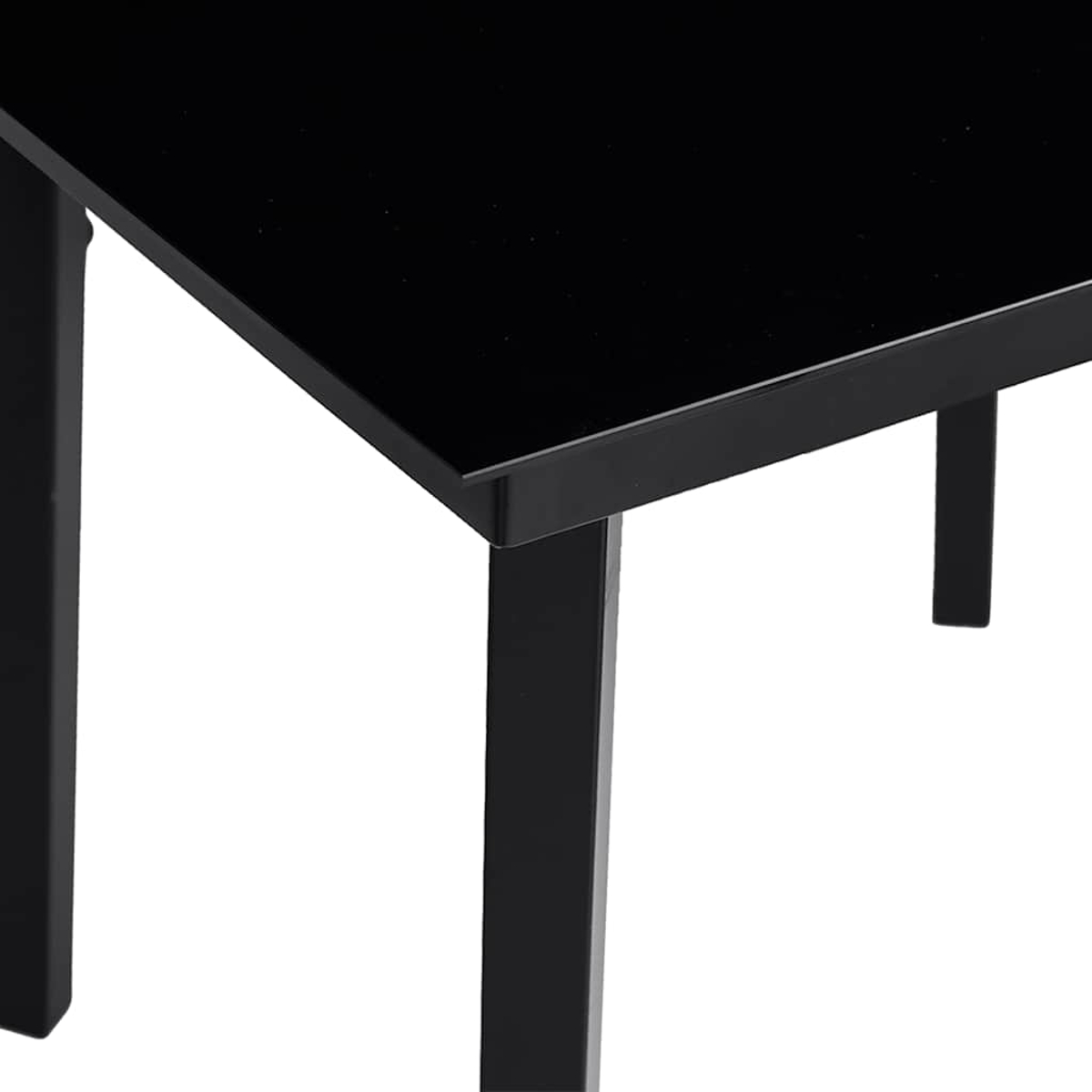 Nahaufnahme eines schwarzen Tisches. Der Tisch hat eine glänzende Oberfläche und schwarze Beine, vor weißem Hintergrund.