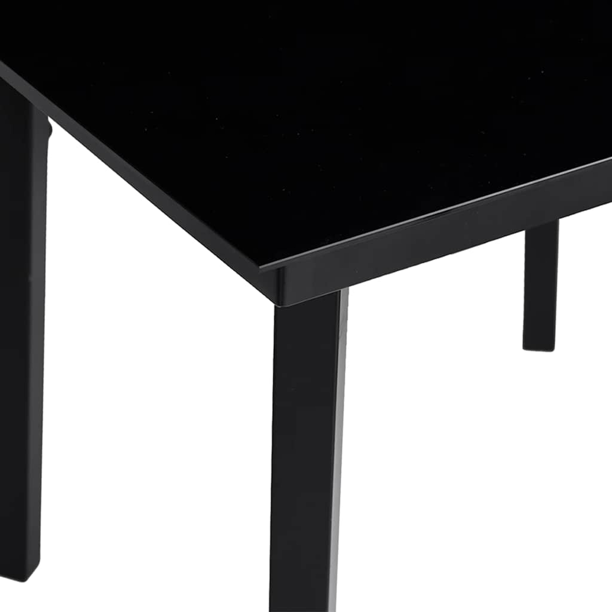 Nahaufnahme eines schwarzen Tisches. Der Tisch hat eine glänzende, schwarze Oberfläche und schwarze Beine vor weißem Hintergrund.