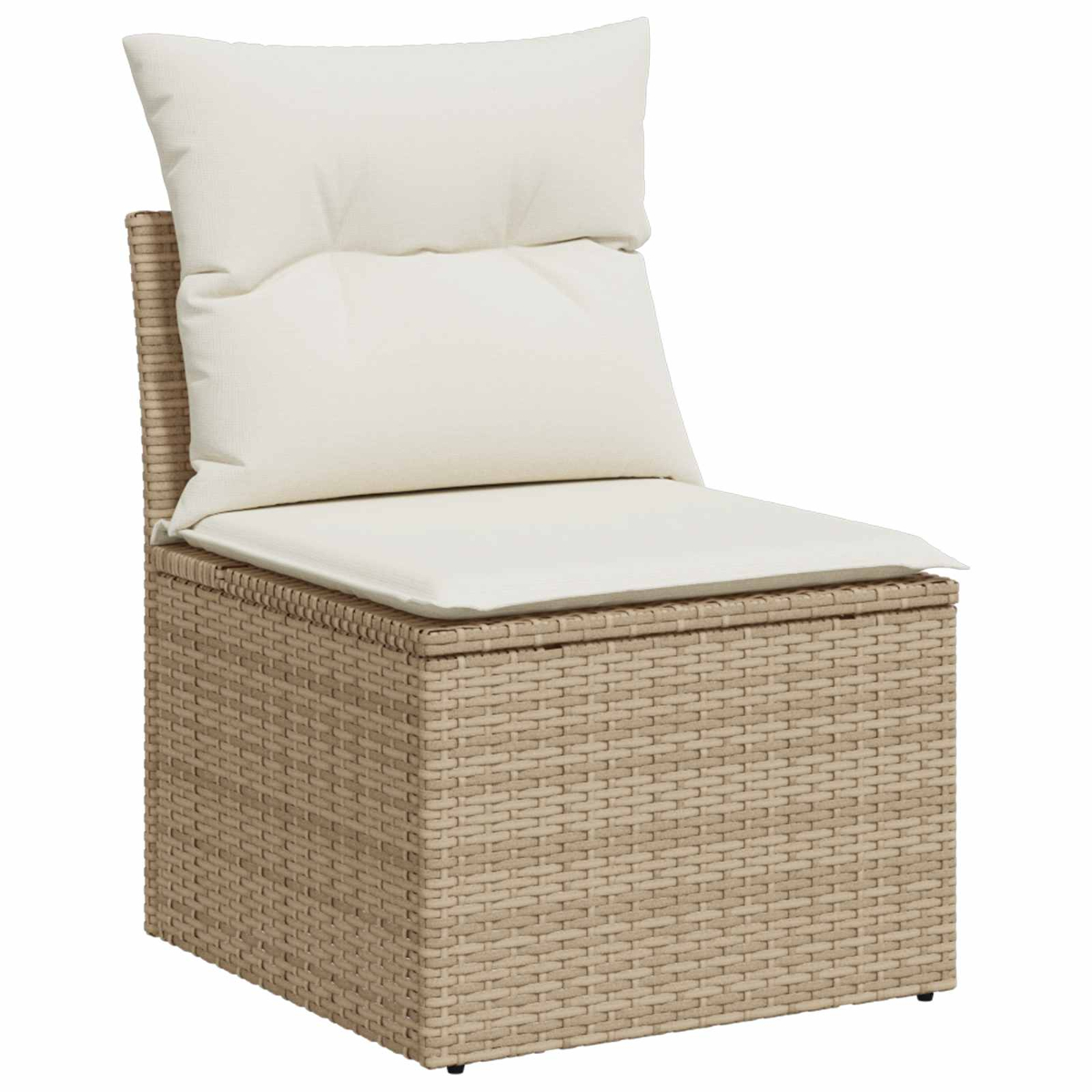 Una sedia beige intrecciata con cuscini bianchi. La sedia ha uno schienale con un cuscino grande e un cuscino di seduta.