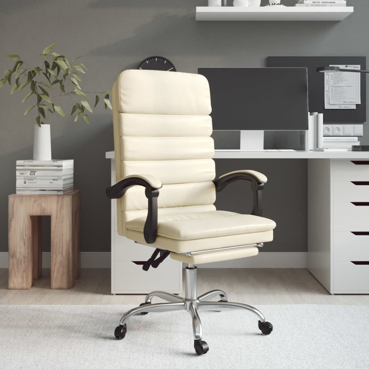 Cremefarbener Leder-Bürostuhl in einem modernen Büro. Ein Schreibtisch, ein Monitor und ein kleiner Tisch mit Pflanze und Büchern sind im Hintergrund.