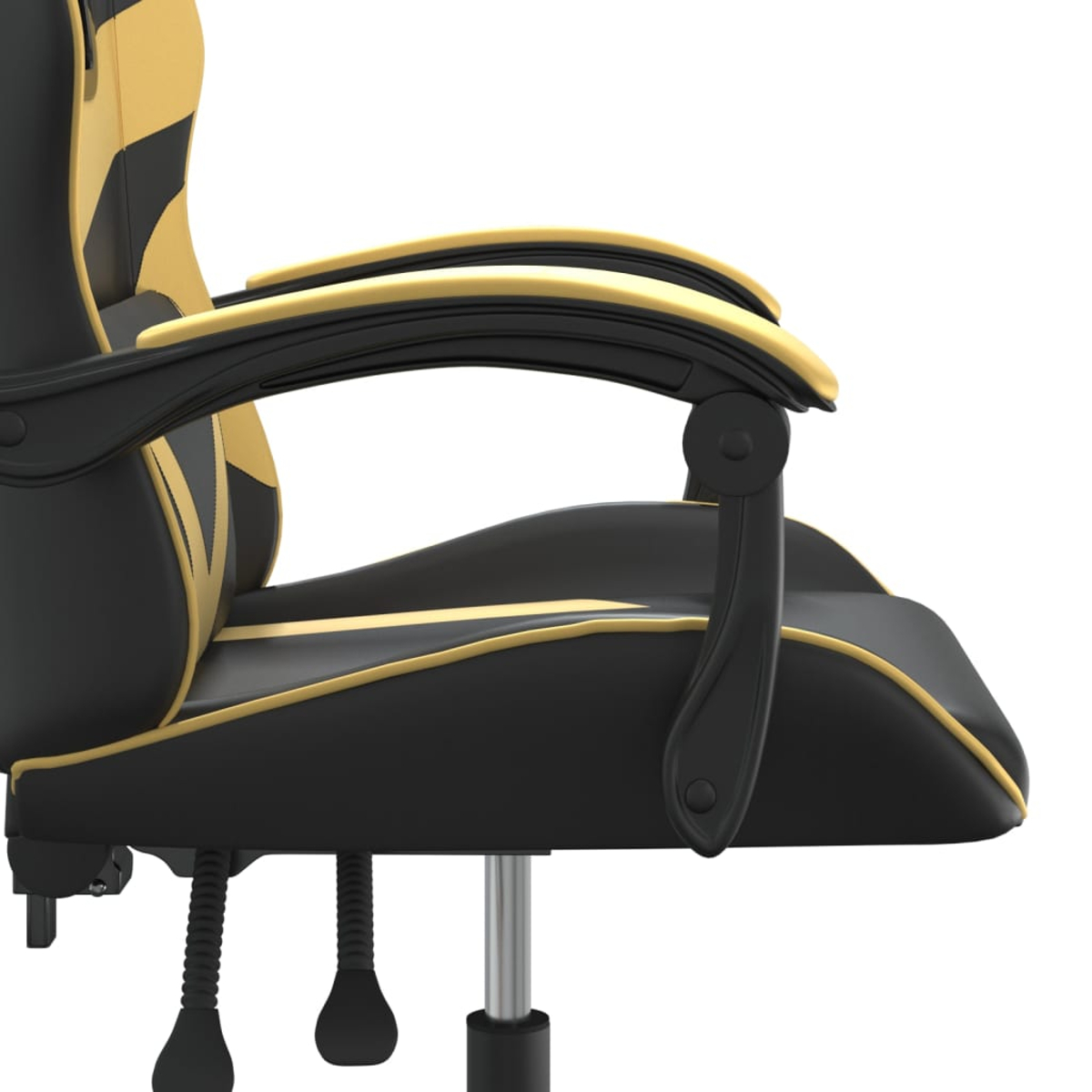 Nahaufnahme eines schwarzen und goldenen Gaming-Stuhls. Der Stuhl hat Armlehnen und eine hohe Rückenlehne. Der Hintergrund ist weiß.