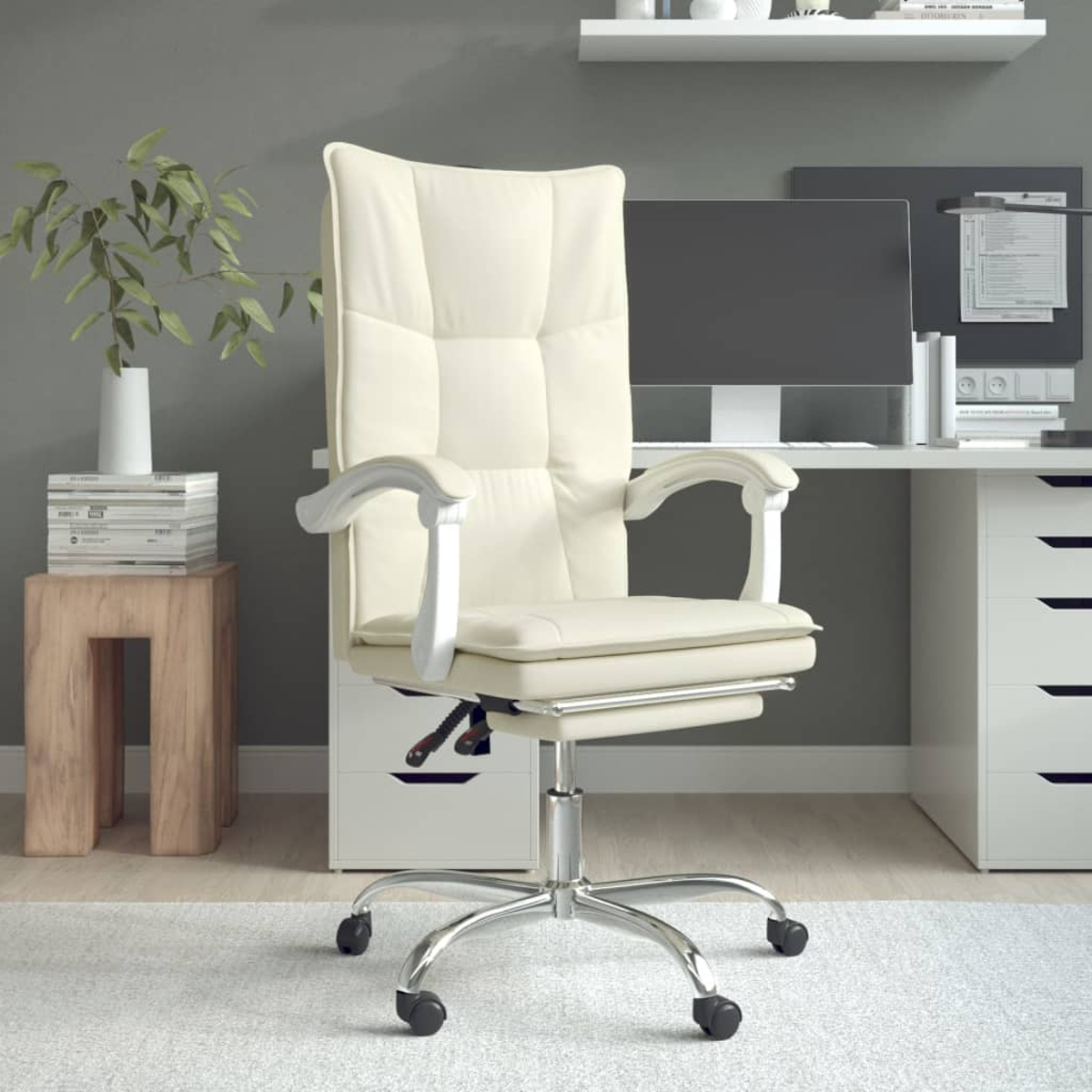 Cremefarbener Leder-Bürostuhl in einem Raum. Schreibtisch, Monitor und Pflanze sind sichtbar. Holzschemel links.