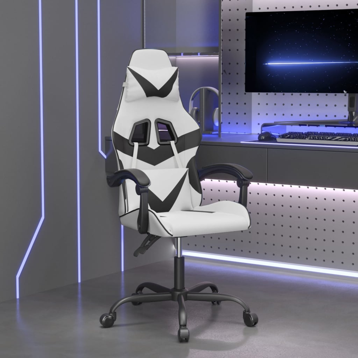 Ein weiß-schwarzer Gaming-Stuhl in einem modernen Raum. Der Stuhl steht vor einem Schreibtisch mit Monitor und Tastatur.