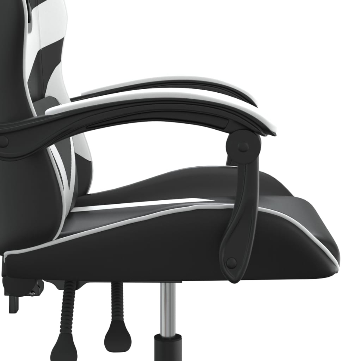 Nahaufnahme eines schwarz-weißen Gaming-Stuhls. Der Stuhl hat Armlehnen und ein silbernes Gestell. Weiße Paspeln umranden die schwarzen Teile.