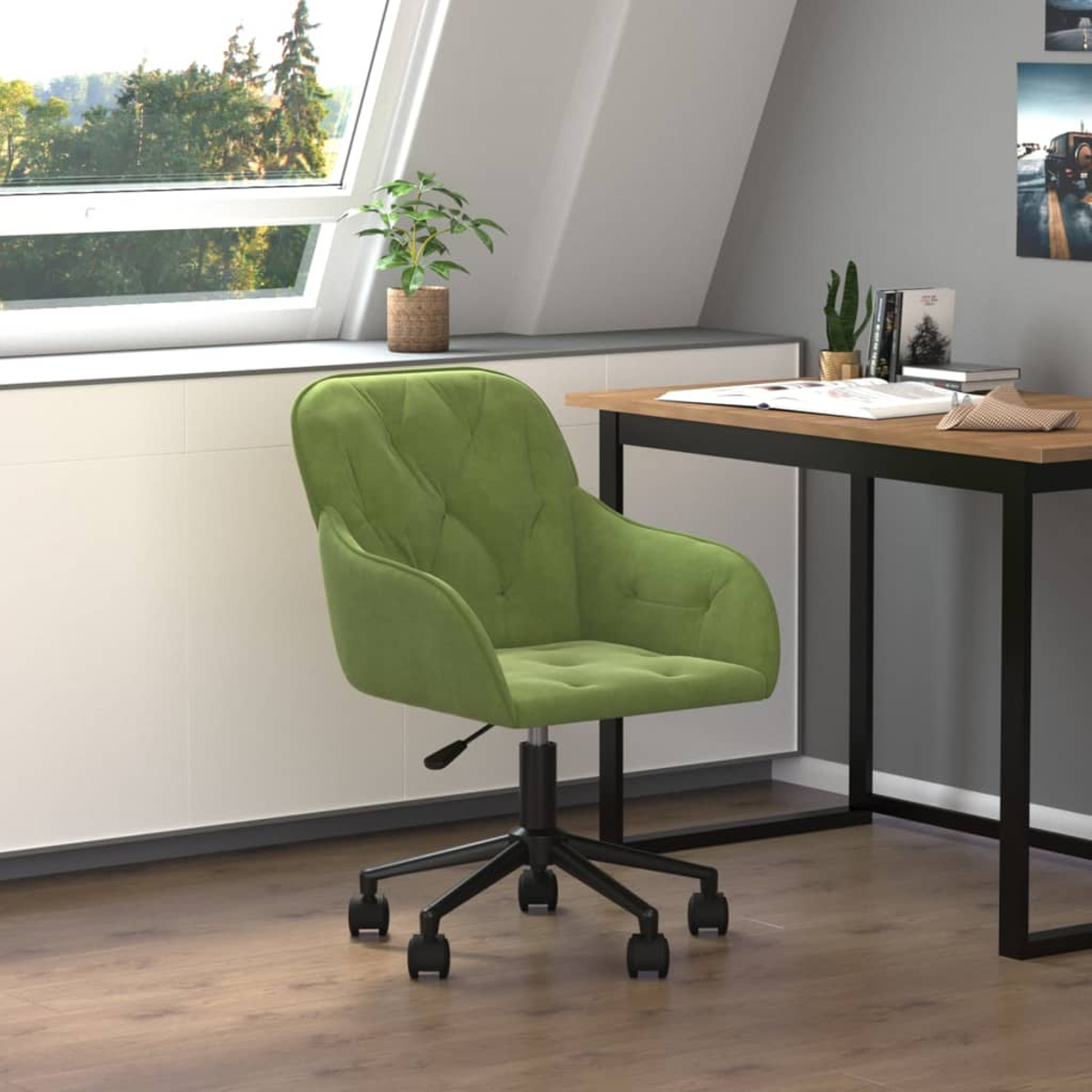 Ein grüner Stuhl in einem Raum mit einem Schreibtisch. Ein Fenster mit Bäumen draußen. Auf dem Schreibtisch und am Fenster steht eine Pflanze.