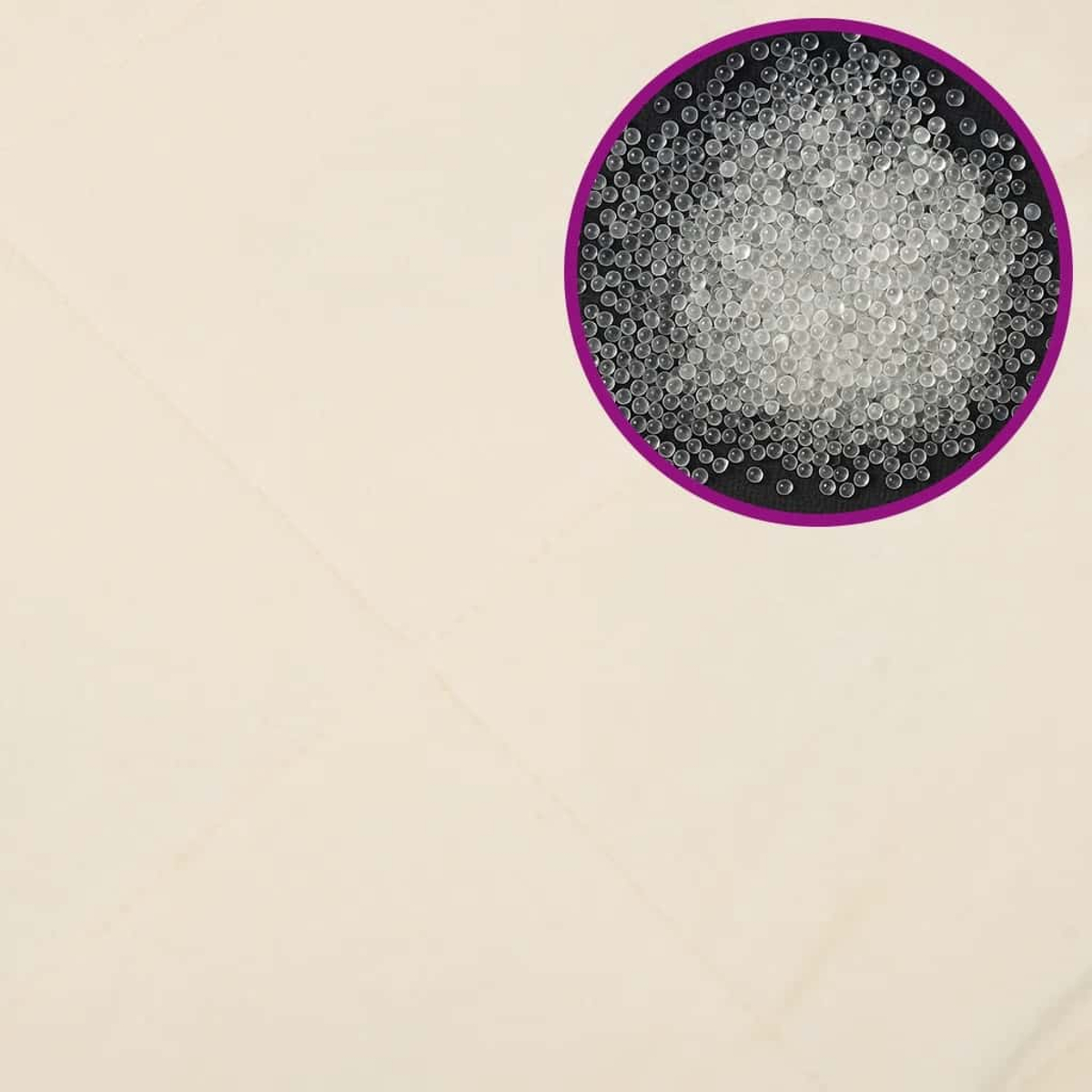 Nahaufnahme eines schwarz-violett umrandeten Kreises mit kleinen, transparenten Kugeln. Der Hintergrund ist hellbeige mit feinen Linien.