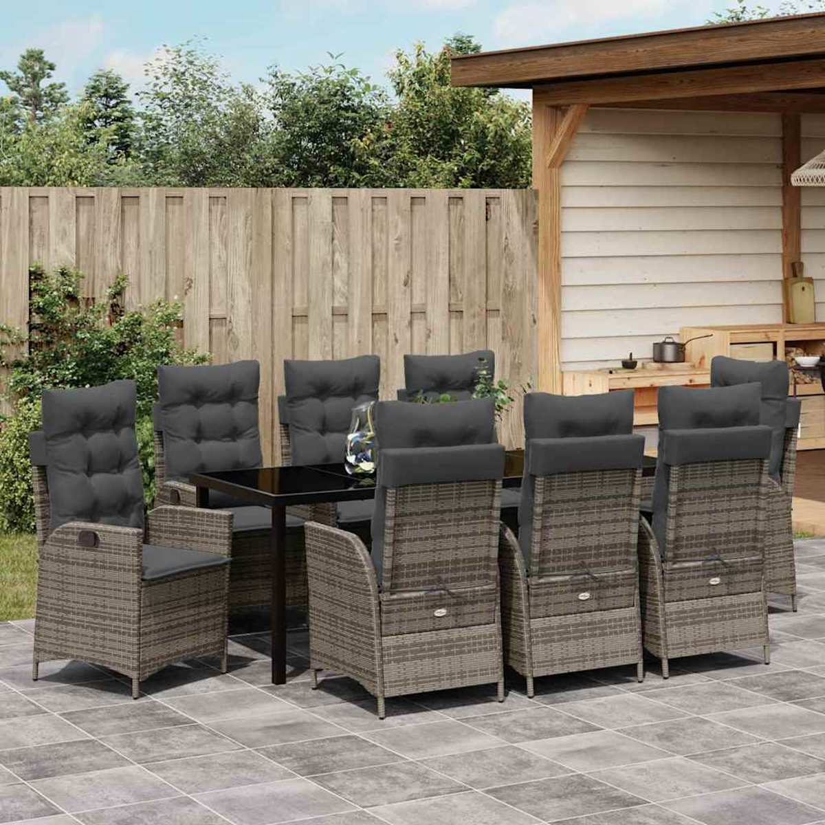 Essgruppe im Freien mit schwarzem Tisch und grau gepolsterten Stühlen. Holzzaun und Struktur im Hintergrund. Gepflasterte Terrasse.