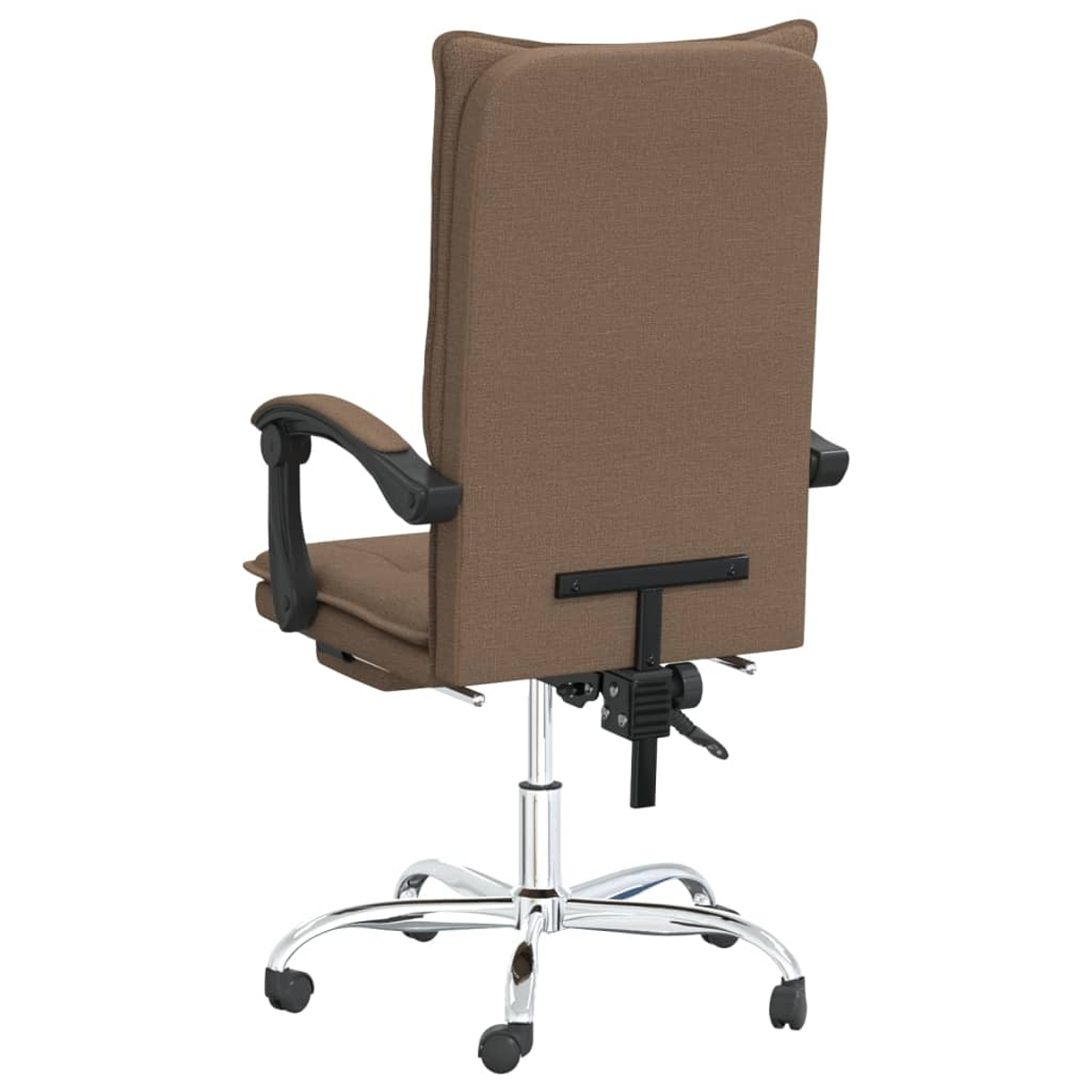 Brauner Bürostuhl mit schwarzen Armlehnen, Chromfuß und Rollen, vor weißem Hintergrund.