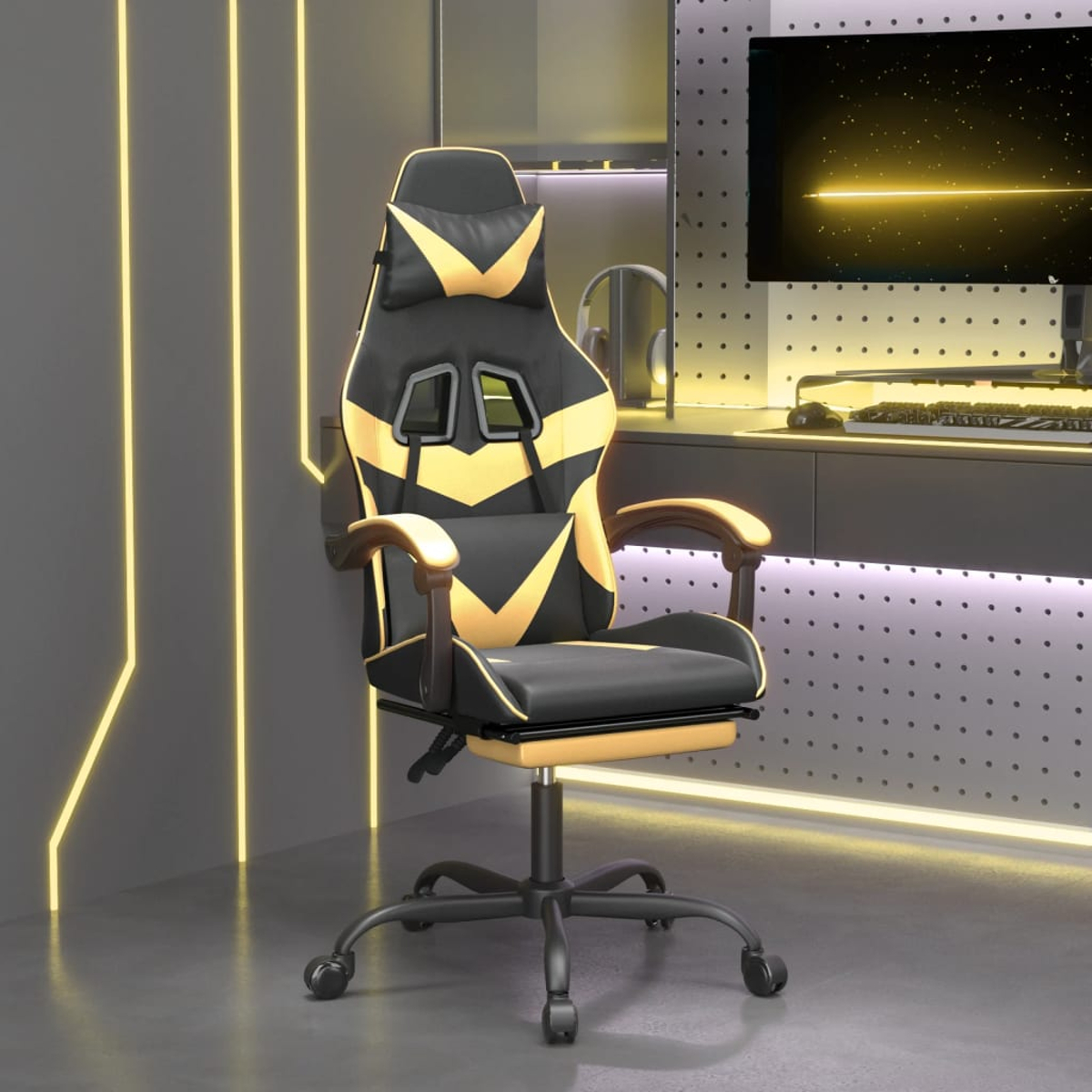 Ein schwarz-gelber Gaming-Stuhl steht in einem Raum mit Schreibtisch und Computer. Vertikale gelbe Lichter sind an der Wand.