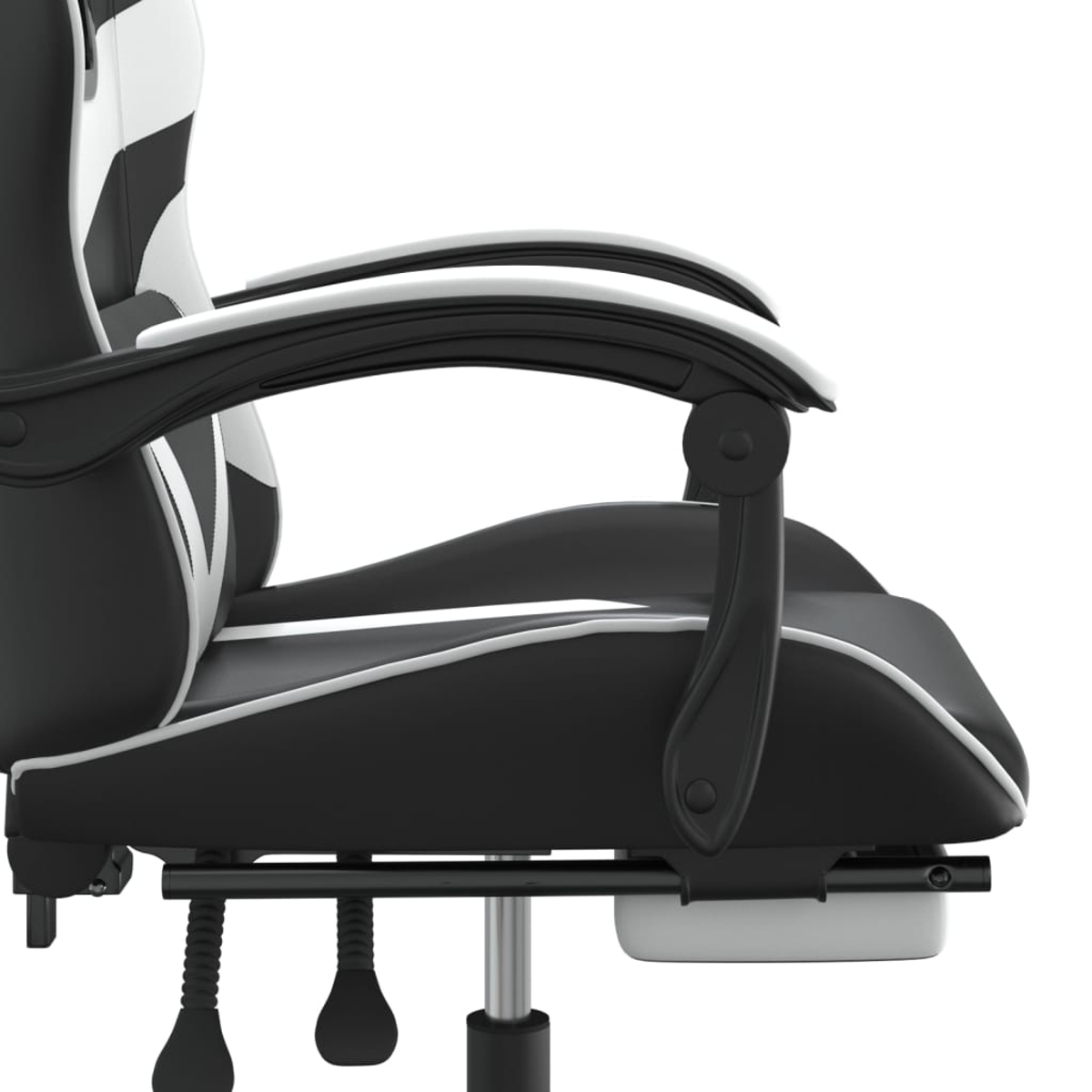 Seitenansicht eines schwarz-weißen Gaming-Stuhls. Der Stuhl hat Armlehnen, einen Sitz und eine Rückenlehne. Der Hintergrund ist weiß.