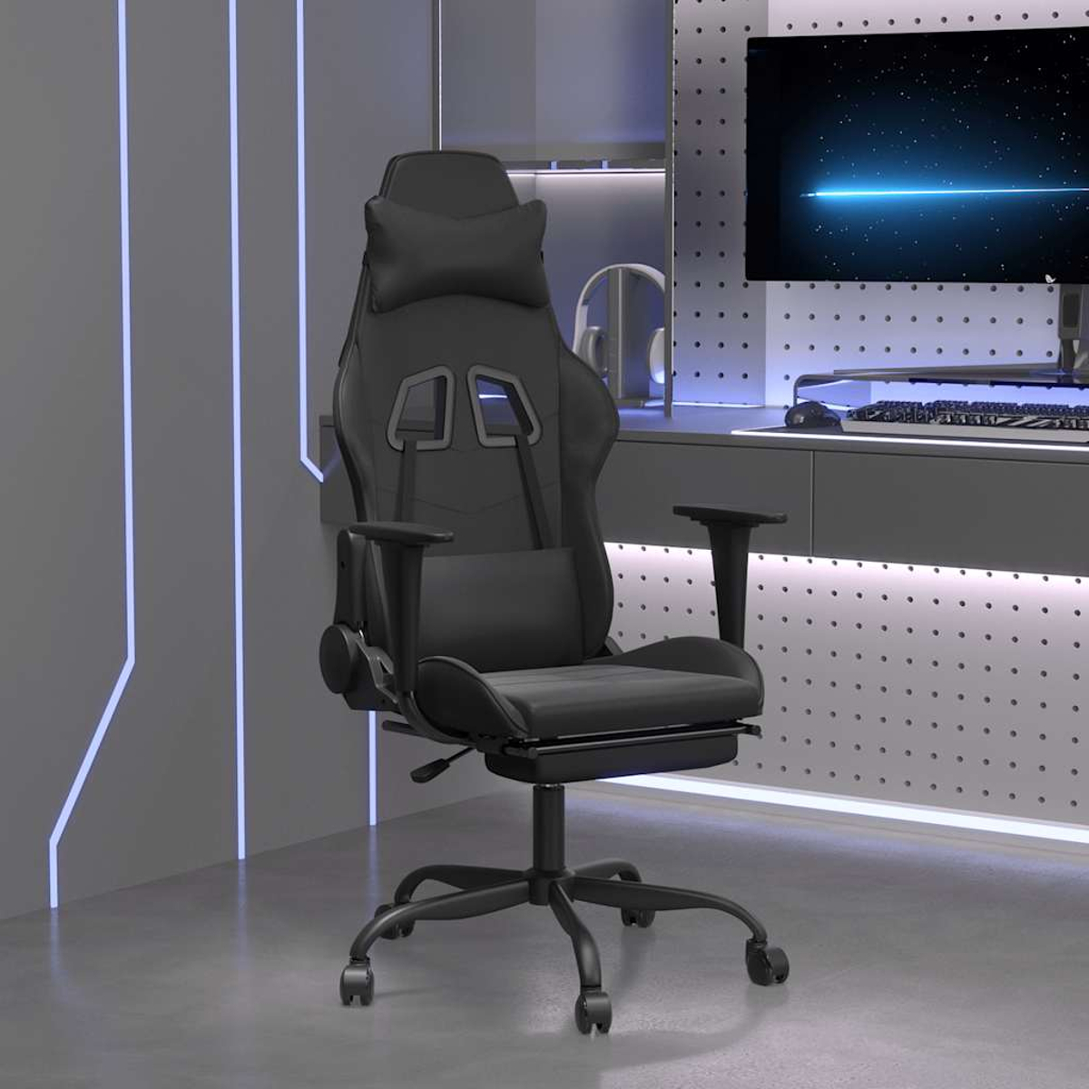 Ein schwarzer Gaming-Stuhl steht in einem grauen Raum. Im Hintergrund befindet sich ein Monitor mit blauem Licht. Tastatur und Maus liegen auf dem Schreibtisch.