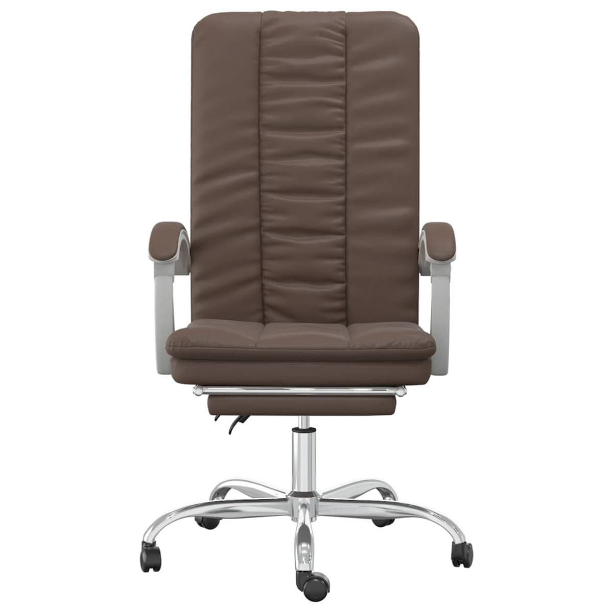 Ein brauner Bürostuhl aus Leder mit hoher Rückenlehne, Armlehnen und einem Chromgestell mit Rollen, vor weißem Hintergrund.