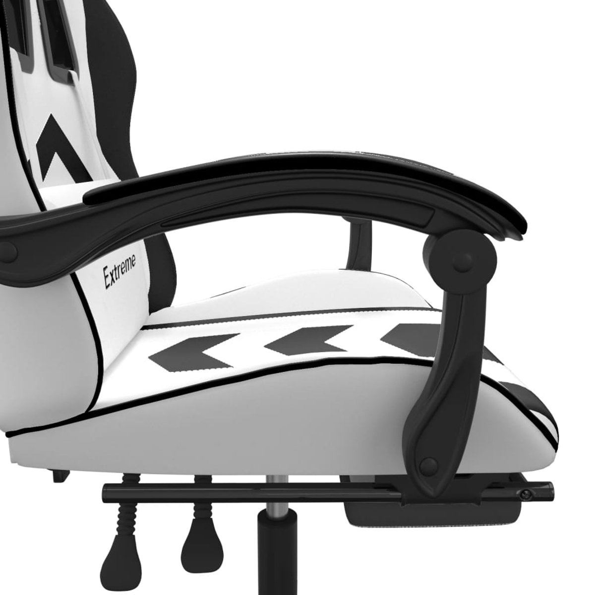 Nahaufnahme eines weißen und schwarzen Gaming-Stuhls. Er hat eine schwarze Armlehne und einen weißen Sitz mit schwarzen Pfeildesigns.