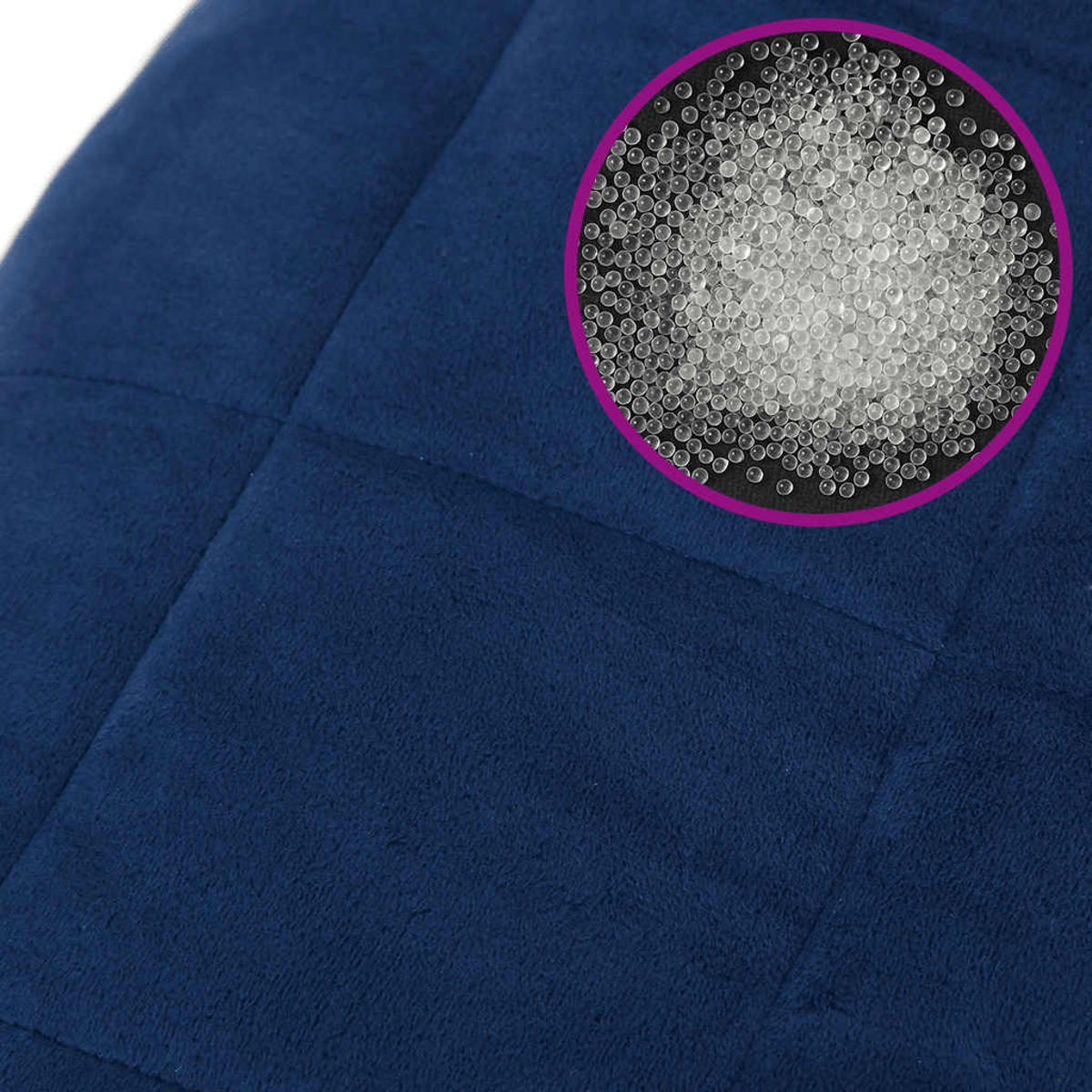 Nahaufnahme eines dunkelblauen Stoffes. Ein eingesetzter Kreis zeigt klare Perlen. Der Stoff hat gesteppte Quadrate.