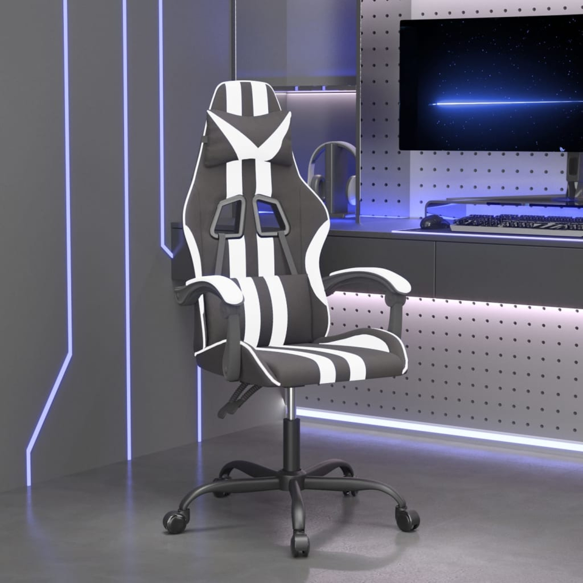 Gaming-Stuhl, schwarz-weiß gestreift, in einem Raum mit Schreibtisch, Monitor und Headset. Neonblaue Lichter an der Wand.