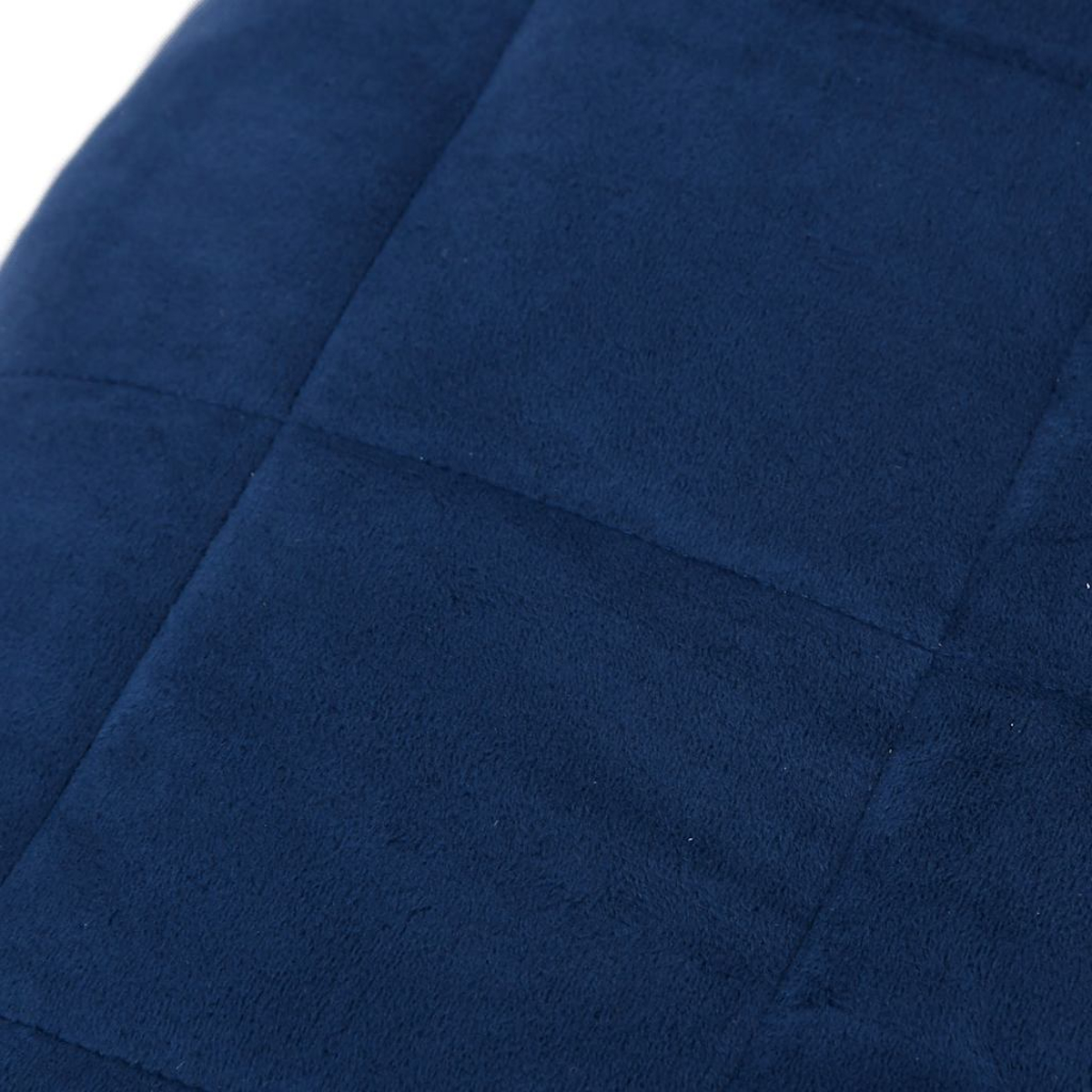 Nahaufnahme eines dunkelblauen, gesteppten Stoffes. Der Stoff hat eine weiche Textur und ist in mehrere quadratische Abschnitte unterteilt.