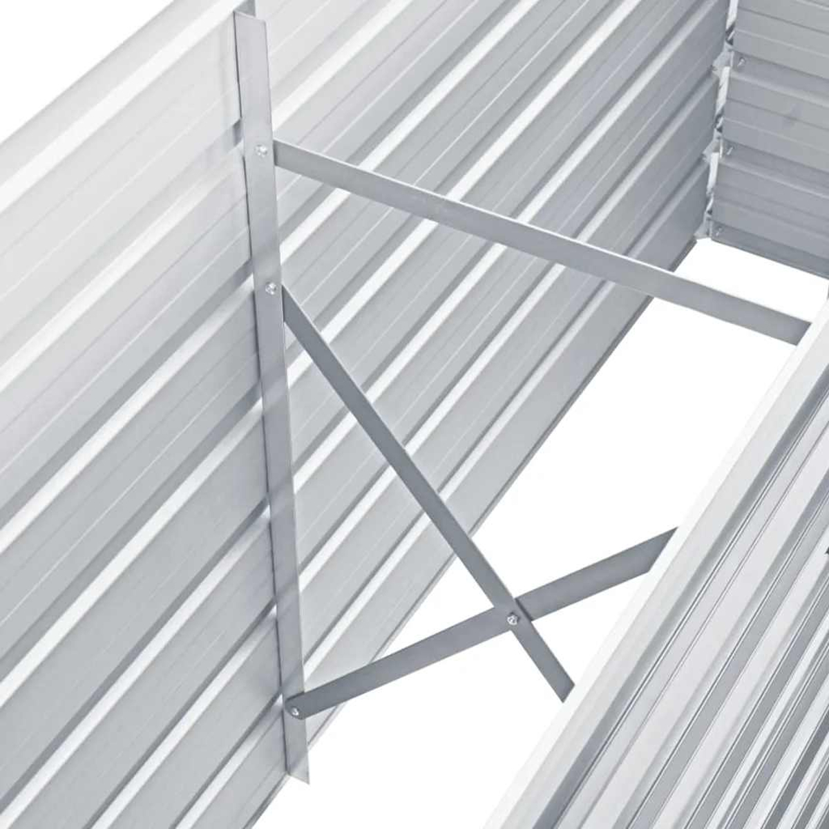 Nahaufnahme eines Metall-Hochbeetrahmens. Der Rahmen ist silberfarben mit diagonalen Streben. Das Innere des Bettes ist leer.