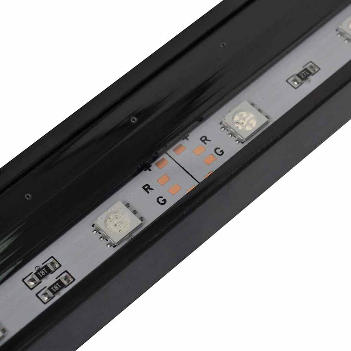 Nahaufnahme eines schwarzen LED-Lichtstreifens mit roten, grünen und blauen (RGB) Lichtern. Die Buchstaben R und G sind sichtbar.
