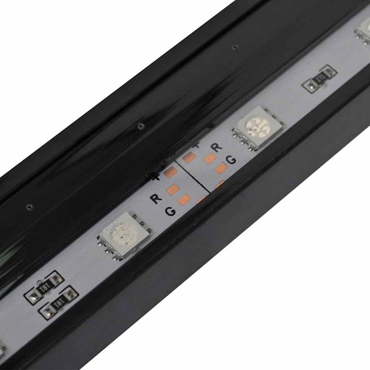Nahaufnahme eines schwarzen LED-Lichtstreifens. Er hat rote, grüne und weiße Lichter. Der Hintergrund ist weiß.