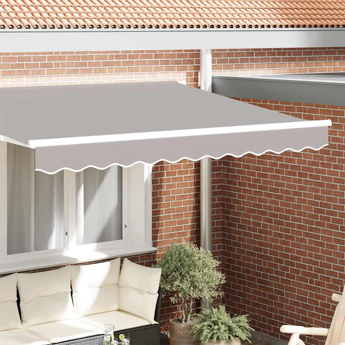Ein graues Vordach mit weißem Rand bedeckt eine Terrasse. Ziegelmauer im Hintergrund, zusammen mit einem Fenster, einem Sofa und Pflanzen.