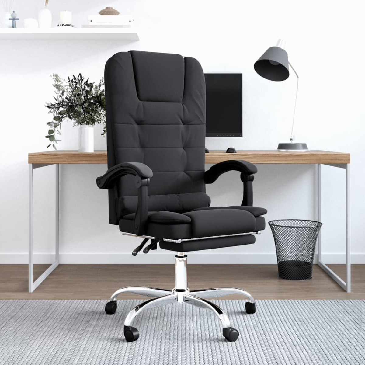 Ein schwarzer Ledersessel vor einem Schreibtisch mit Computer und Lampe. Ein Mülleimer und ein Teppich liegen auf dem Boden.