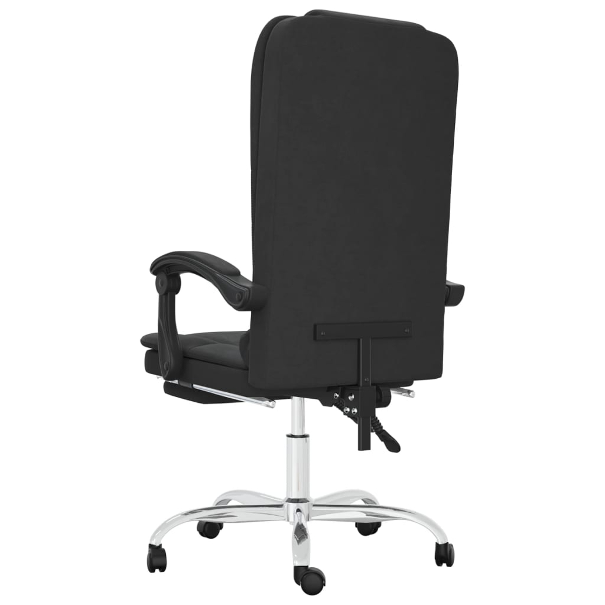 Rückansicht eines schwarzen Bürostuhls. Er hat eine hohe Rückenlehne, Armlehnen und ein Chromgestell mit Rollen. Der Hintergrund ist weiß.