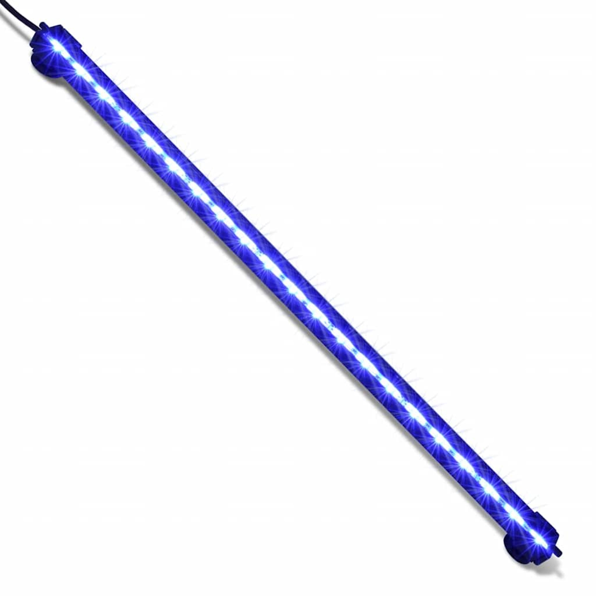 Ein blaues LED-Lichtband mit hellen, gleichmäßig verteilten Lichtern. Es ist auf weißem Hintergrund abgewinkelt und hat ein schwarzes Kabel.