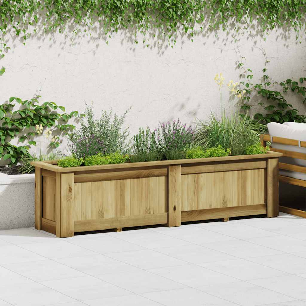 Una fioriera in legno con varie piante verdi e fiori viola si trova su un patio piastrellato. L'edera si arrampica sul muro.