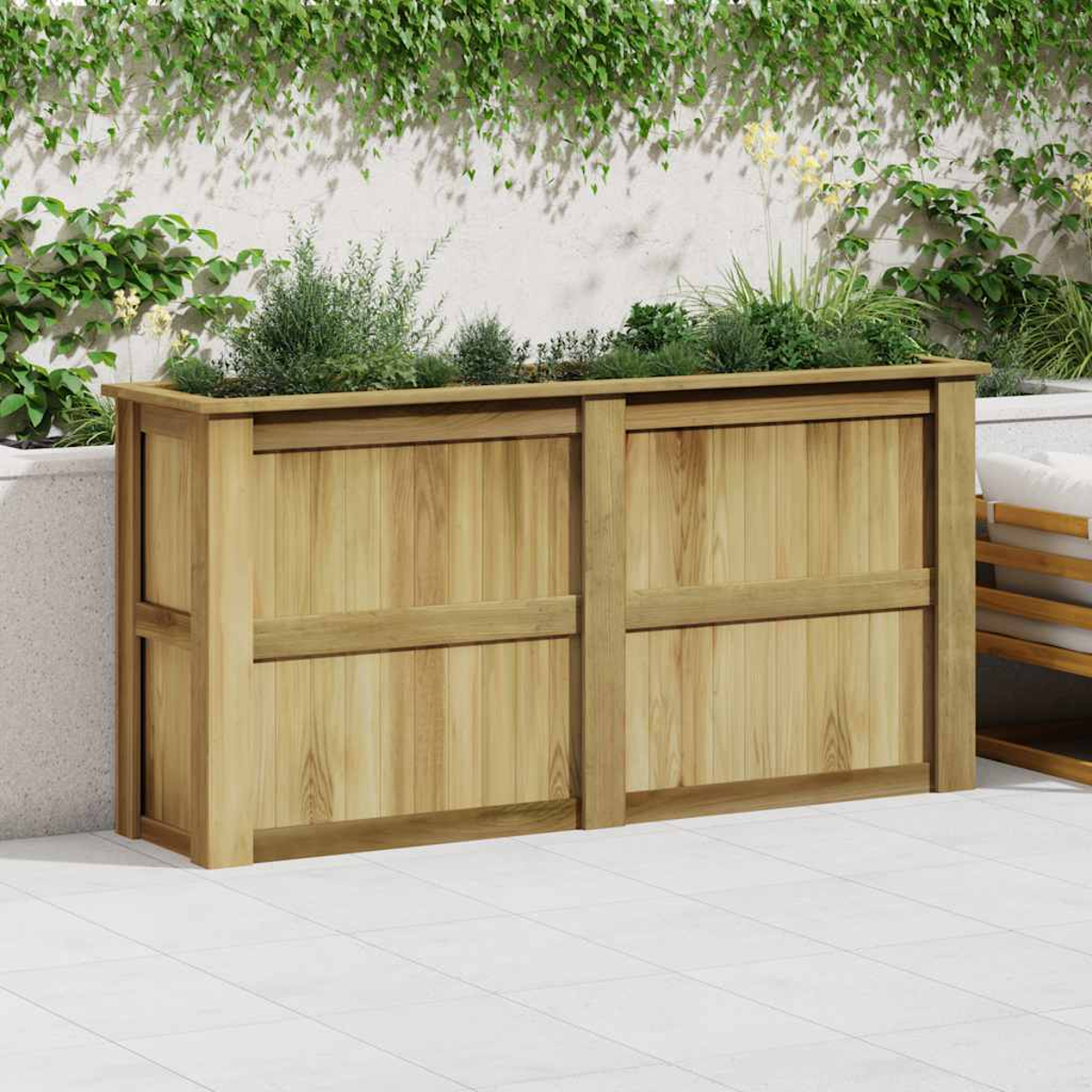 Ein großer Holzpflanzer gefüllt mit grünen Pflanzen steht auf einer gefliesten Oberfläche, mit einer grünen Wand im Hintergrund.