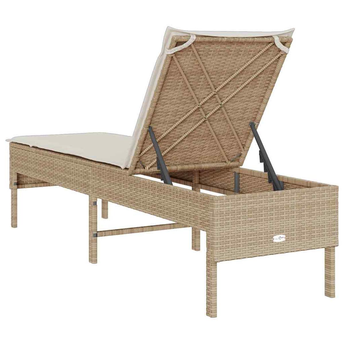 Beige Korbliege mit verstellbarer Rückenlehne. Die Rückenlehne ist hochgeklappt und zeigt die Struktur und ein cremefarbenes Kissen.