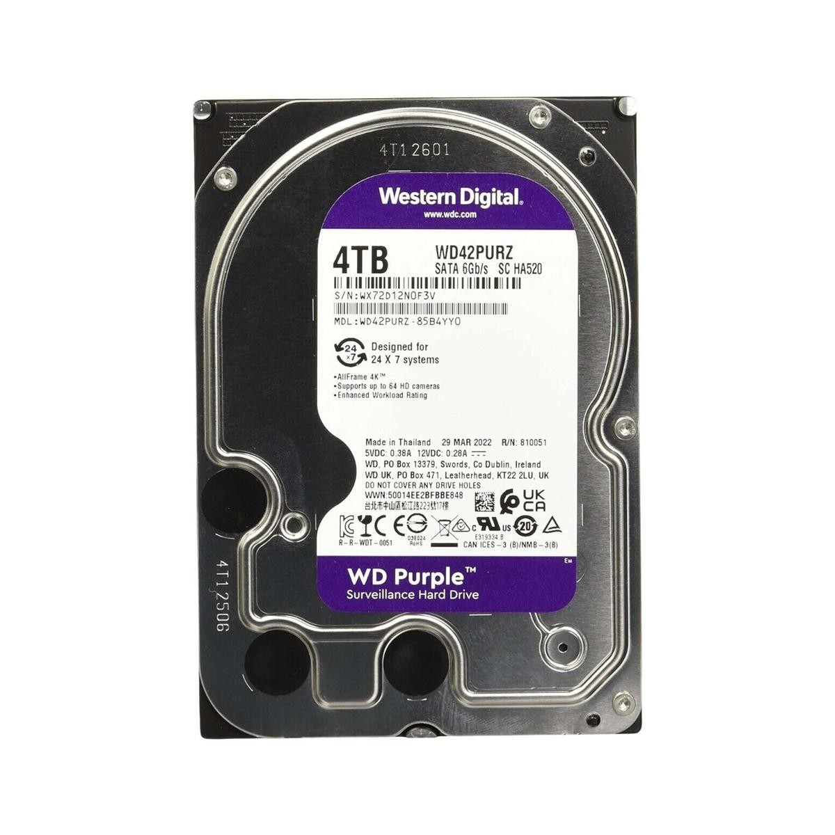 Un disco rigido Western Digital 4TB WD Purple. Ha un'etichetta viola e un alloggiamento argentato.