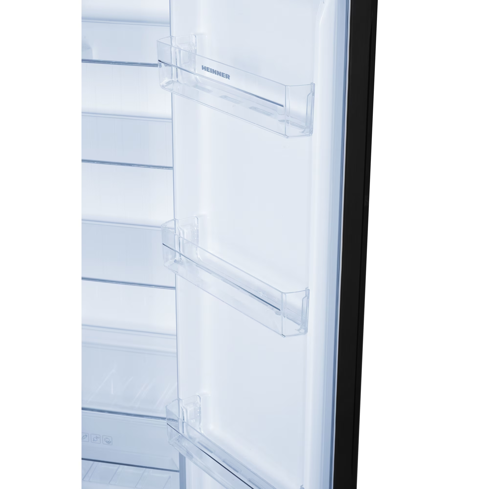 Open koelkastinterieur met planken. Transparante plastic planken tegen een witte achtergrond.