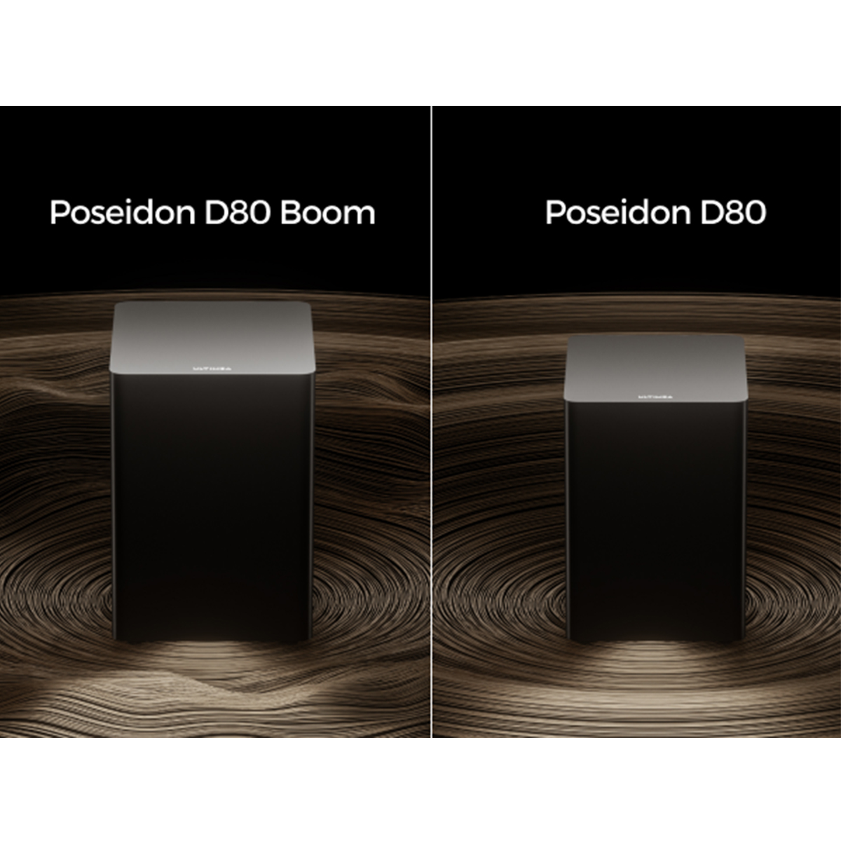 Pokazano dwa głośniki, Poseidon D80 Boom i D80. Każdy jest czarny ze srebrną górą, ustawiony na teksturowanej brązowej powierzchni.