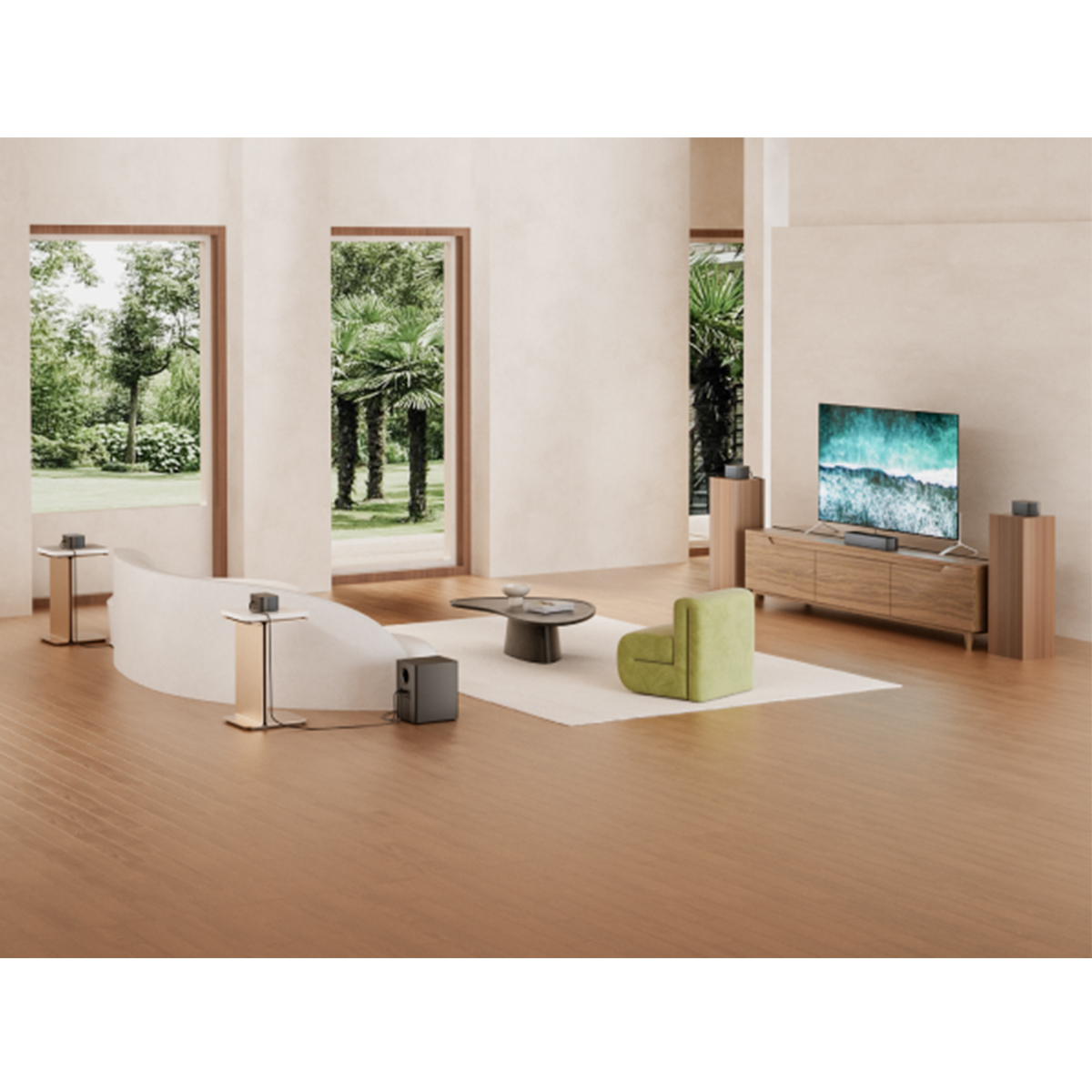 Nowoczesny salon z telewizorem, głośnikami, zielonym krzesłem, stolikiem kawowym i dużymi oknami z widokiem na ogród.