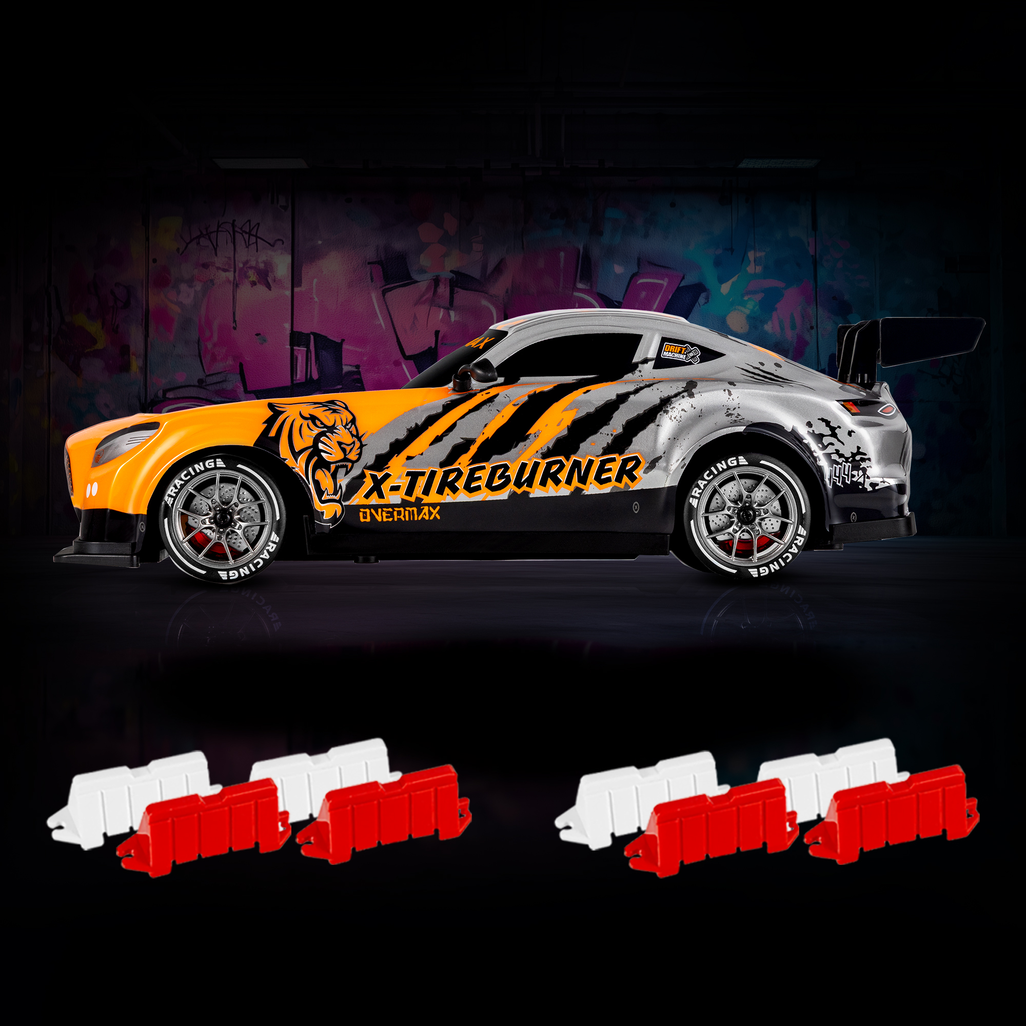 Zabawkowy samochód sportowy, pomarańczowy i srebrny, z grafiką tygrysa. Czerwone i białe bariery na dole.