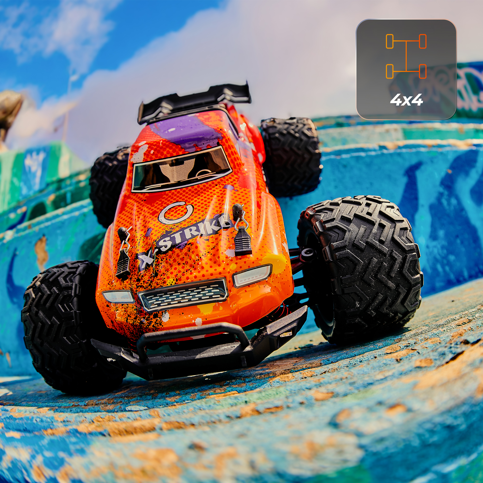 Pomarańczowy i czarny samochód RC na niebieskiej powierzchni, z ikoną 4x4 w tle na tle błękitnego nieba.