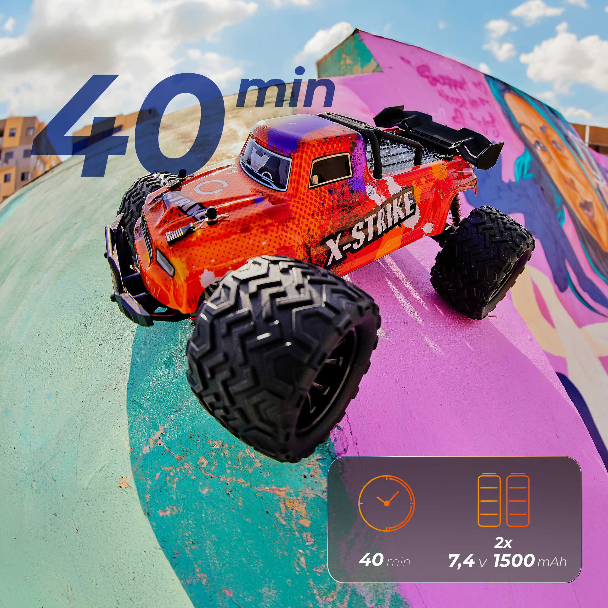 Pomarańczowy i czarny samochód RC X-Strike na rampie z graffiti, niebieskim tłem nieba i szczegółami dotyczącymi żywotności baterii.