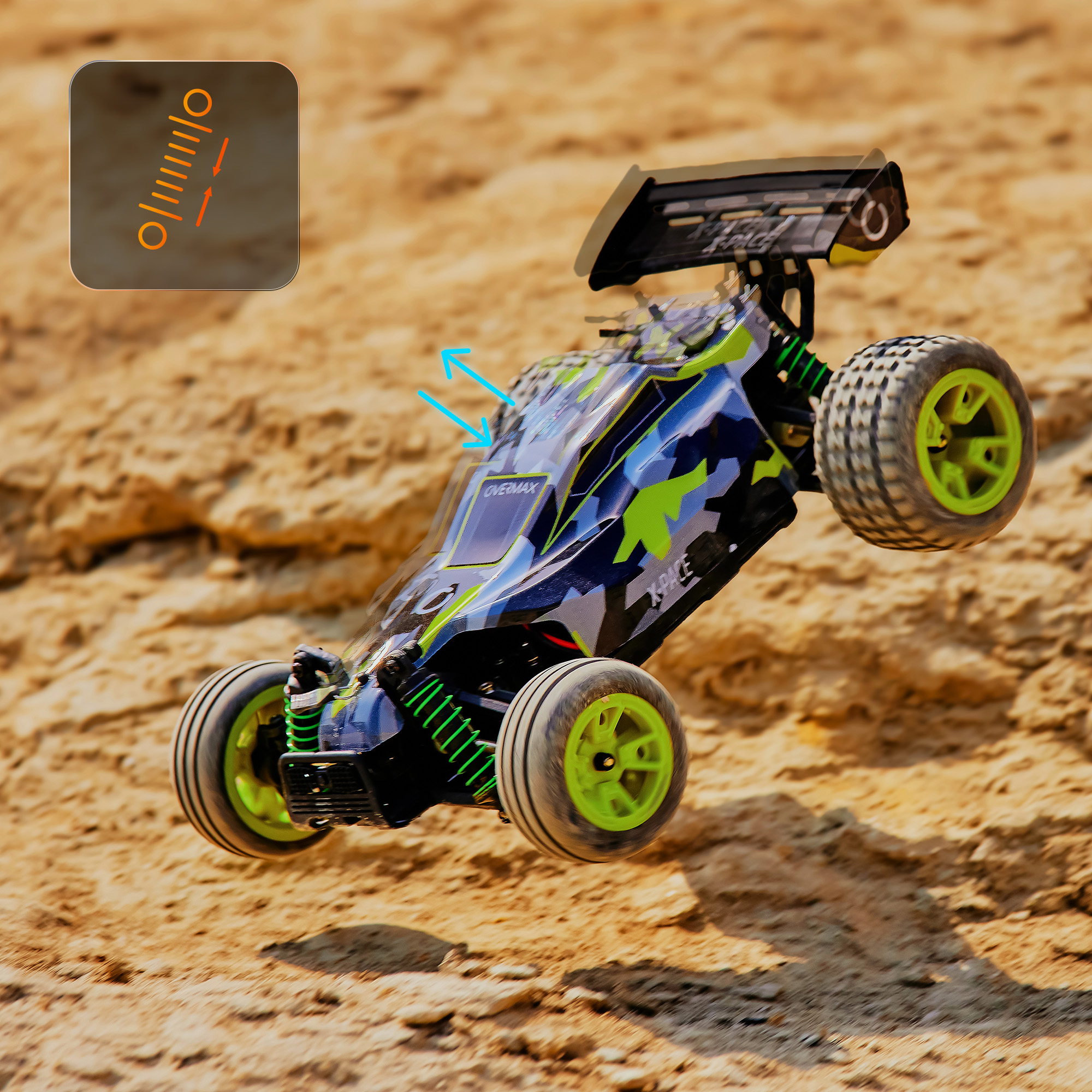 Samochód zdalnie sterowany w powietrzu. Ma czarny spojler i zielone koła. Tło to piaszczysty teren.